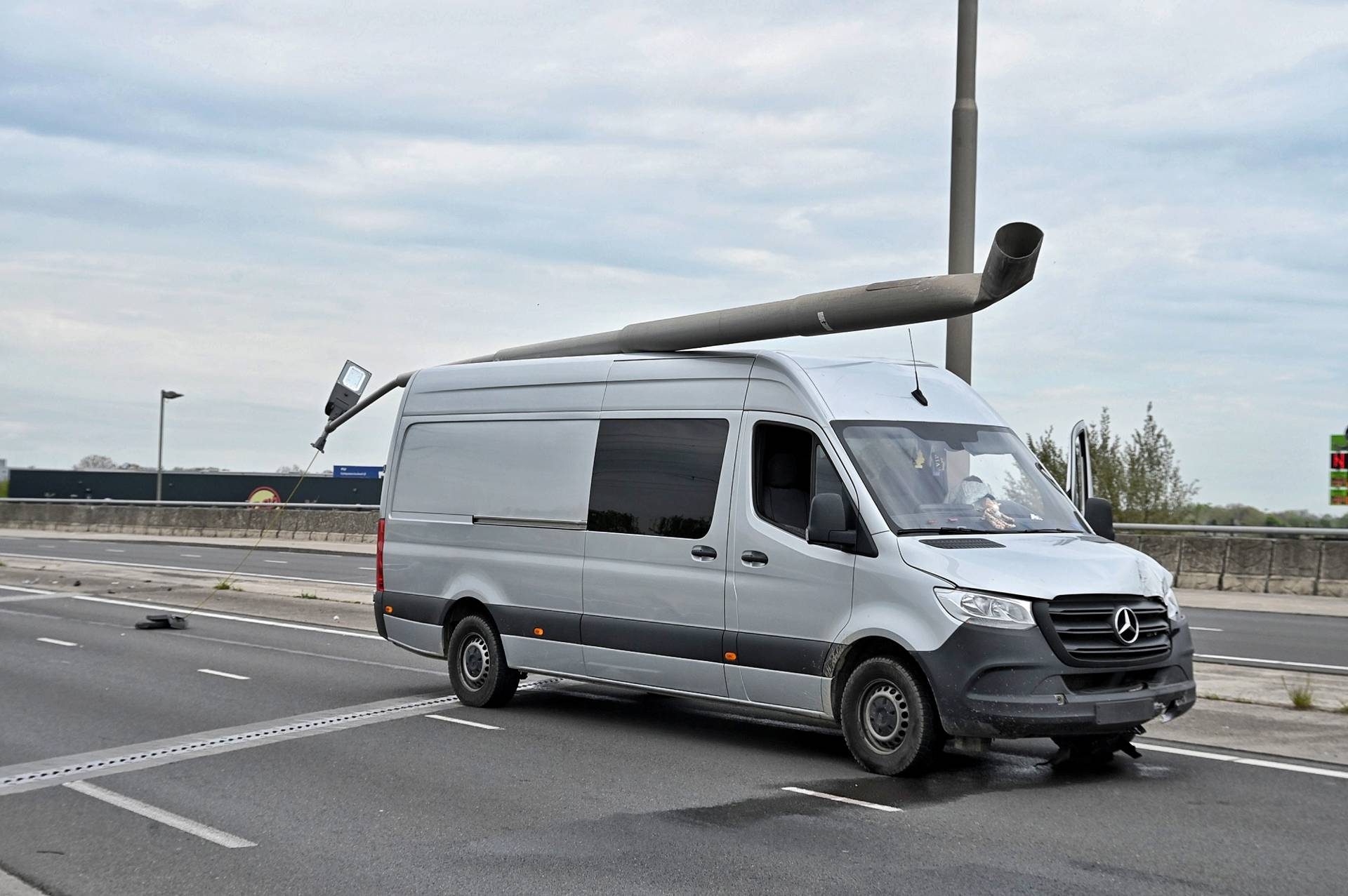 Bestuurder bestelbus aangehouden na botsing met lantaarnpaal