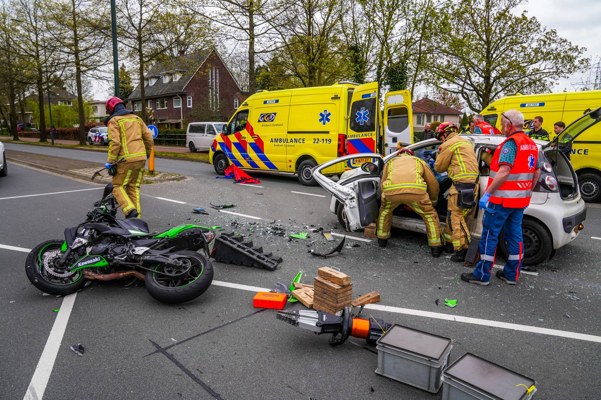 Motorrijder zwaargewond na botsing met auto