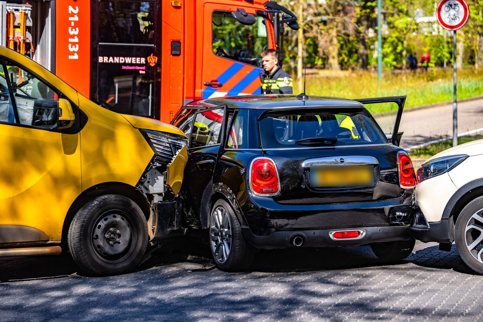 Ongeluk met pakketbezorger en twee andere auto’s