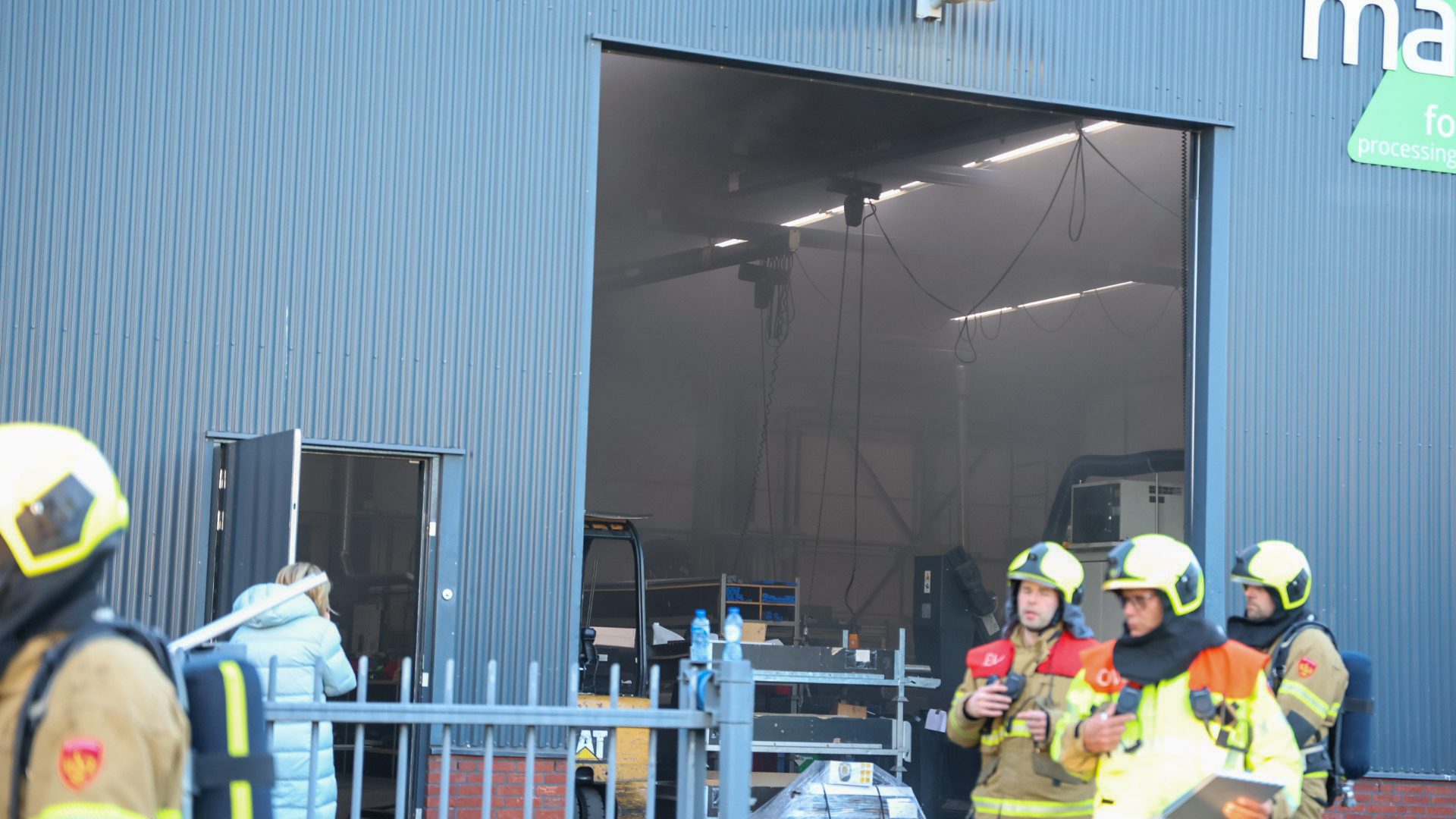 Brand in bedrijfspand snel geblust, hal geventileerd