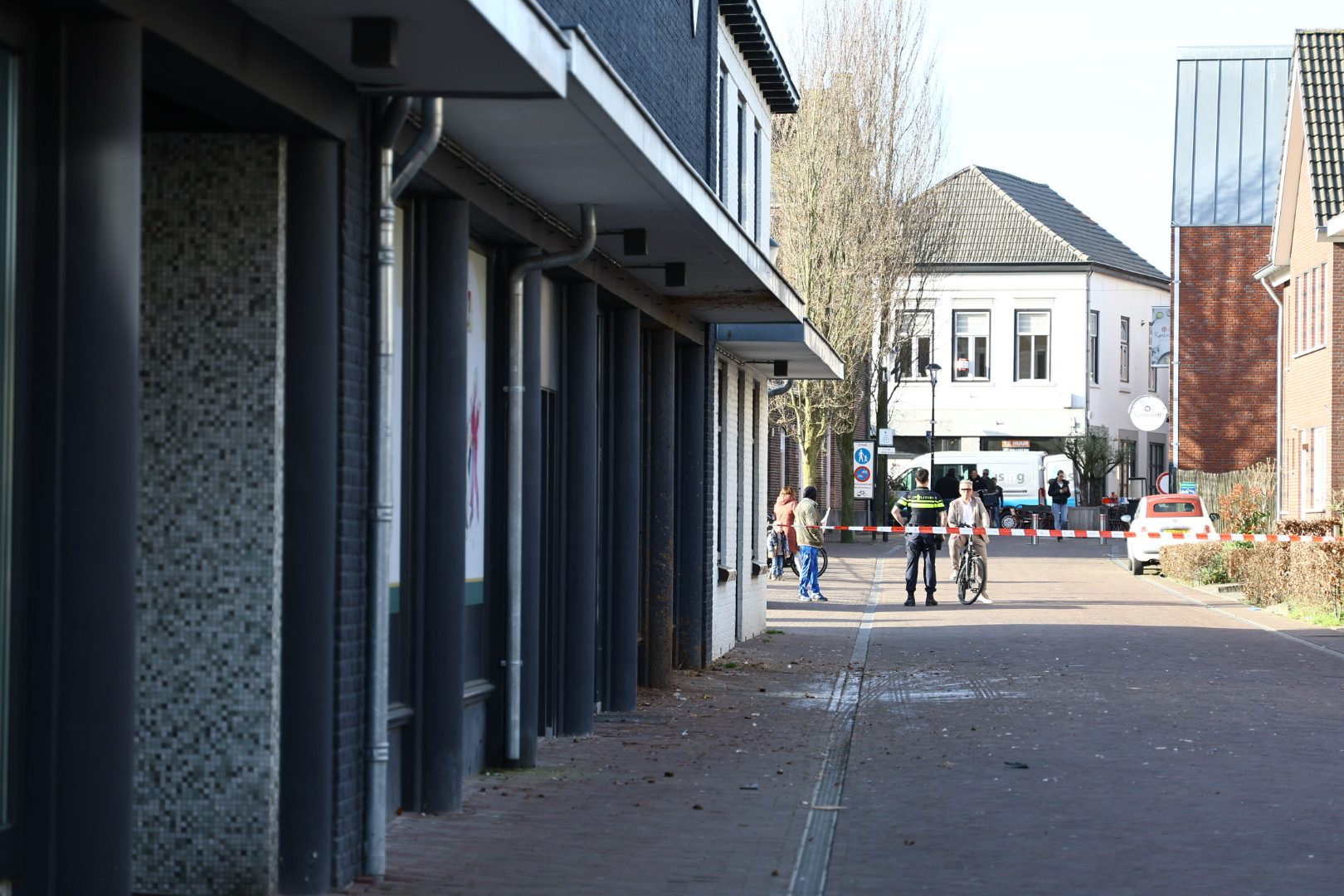 Explosie bij bruidswinkel, politie doet onderzoek