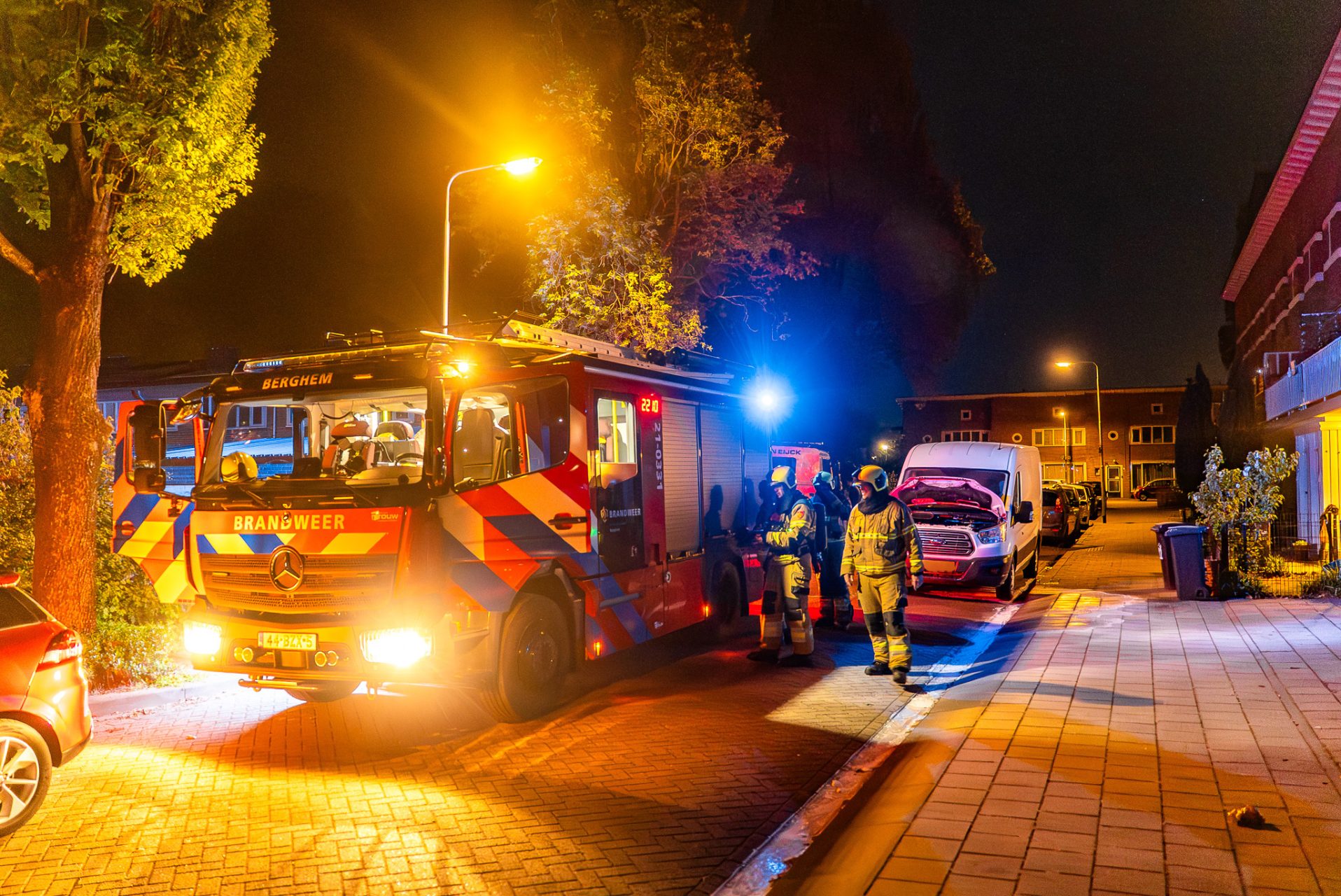 Buurtbewoner begint met blussen van voertuigbrand