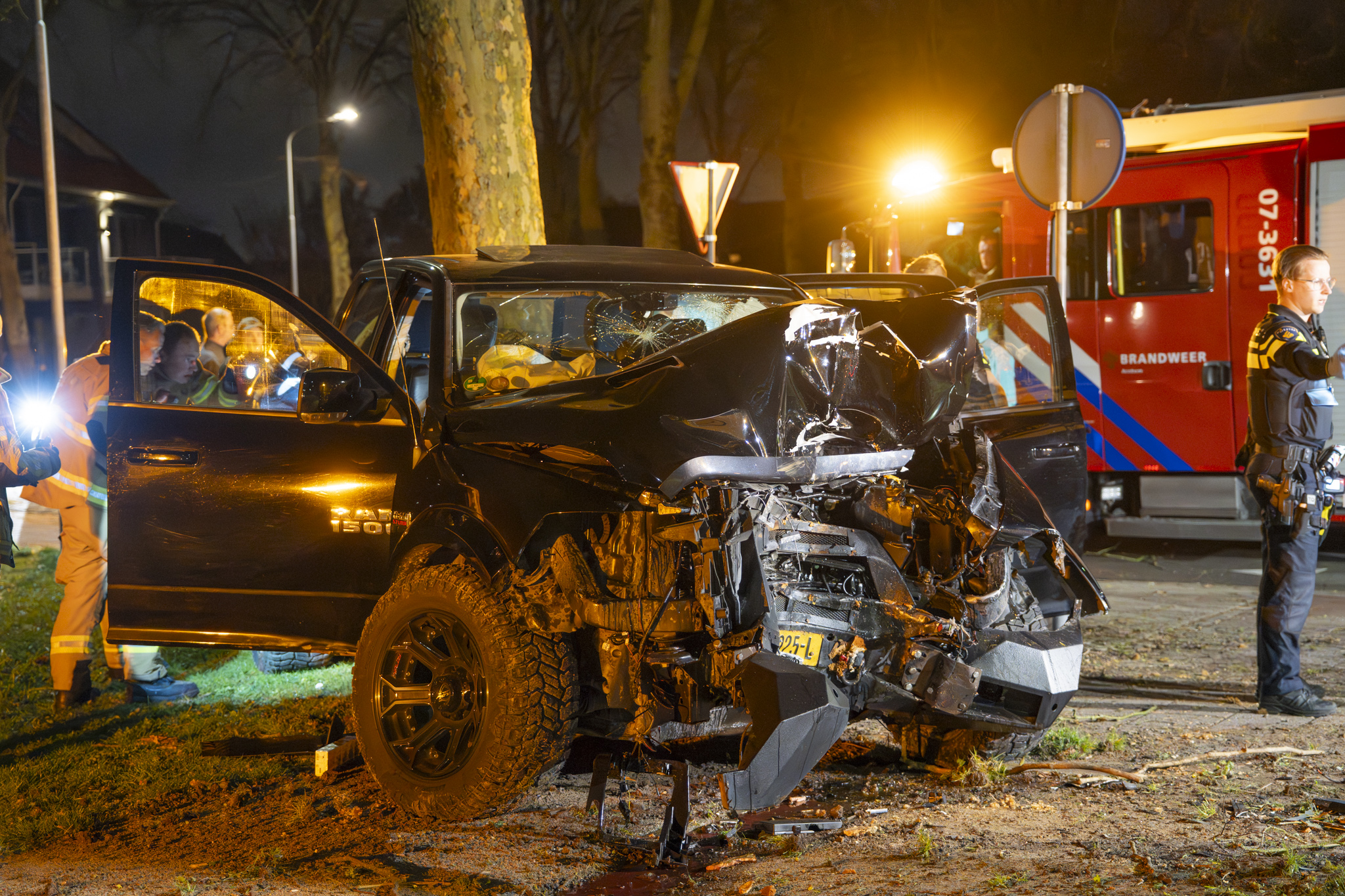 Bestuurder onder invloed botst met pick-up frontaal tegen boom