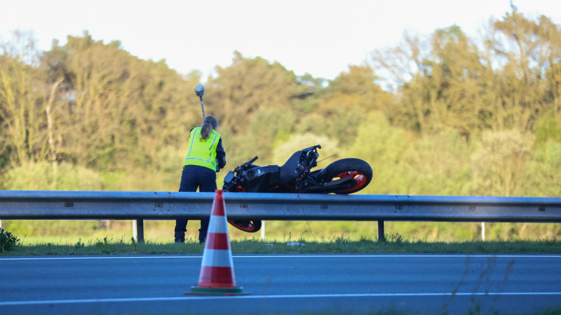 Motorrijder en auto betrokken bij ongeval op snelweg