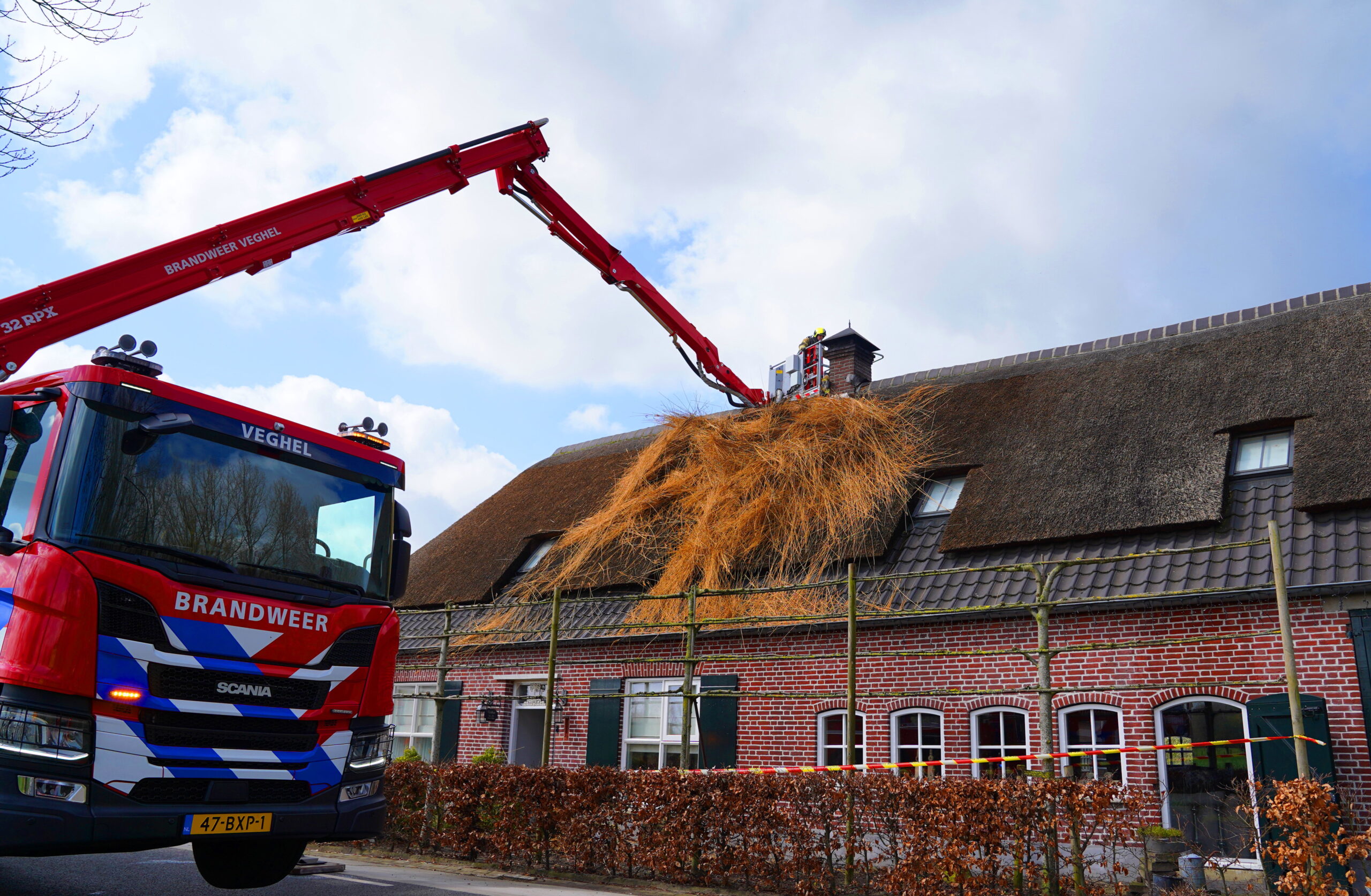 Brand in rieten dak van woning