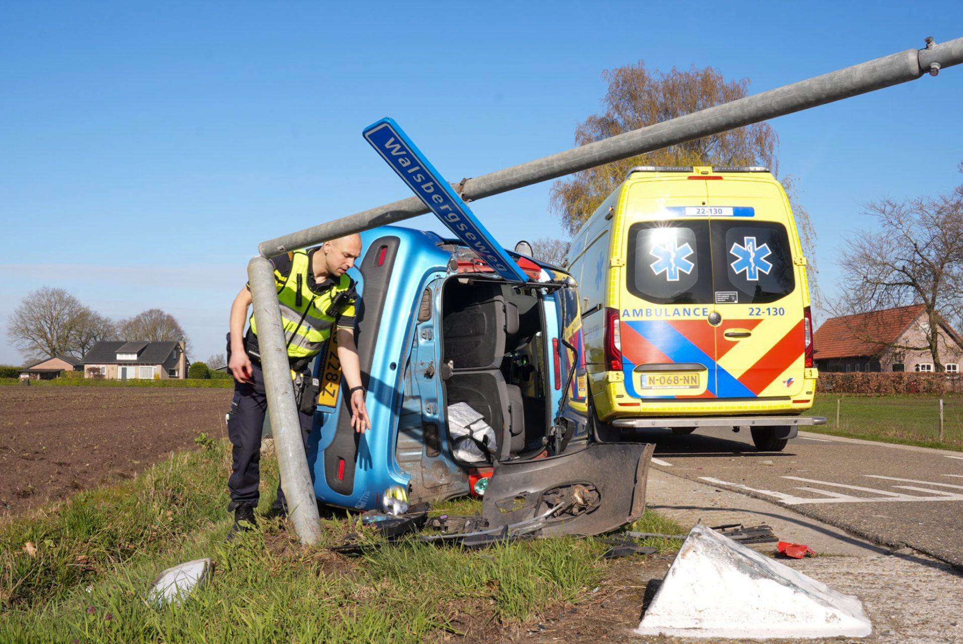 Auto belandt op zijkant na botsing