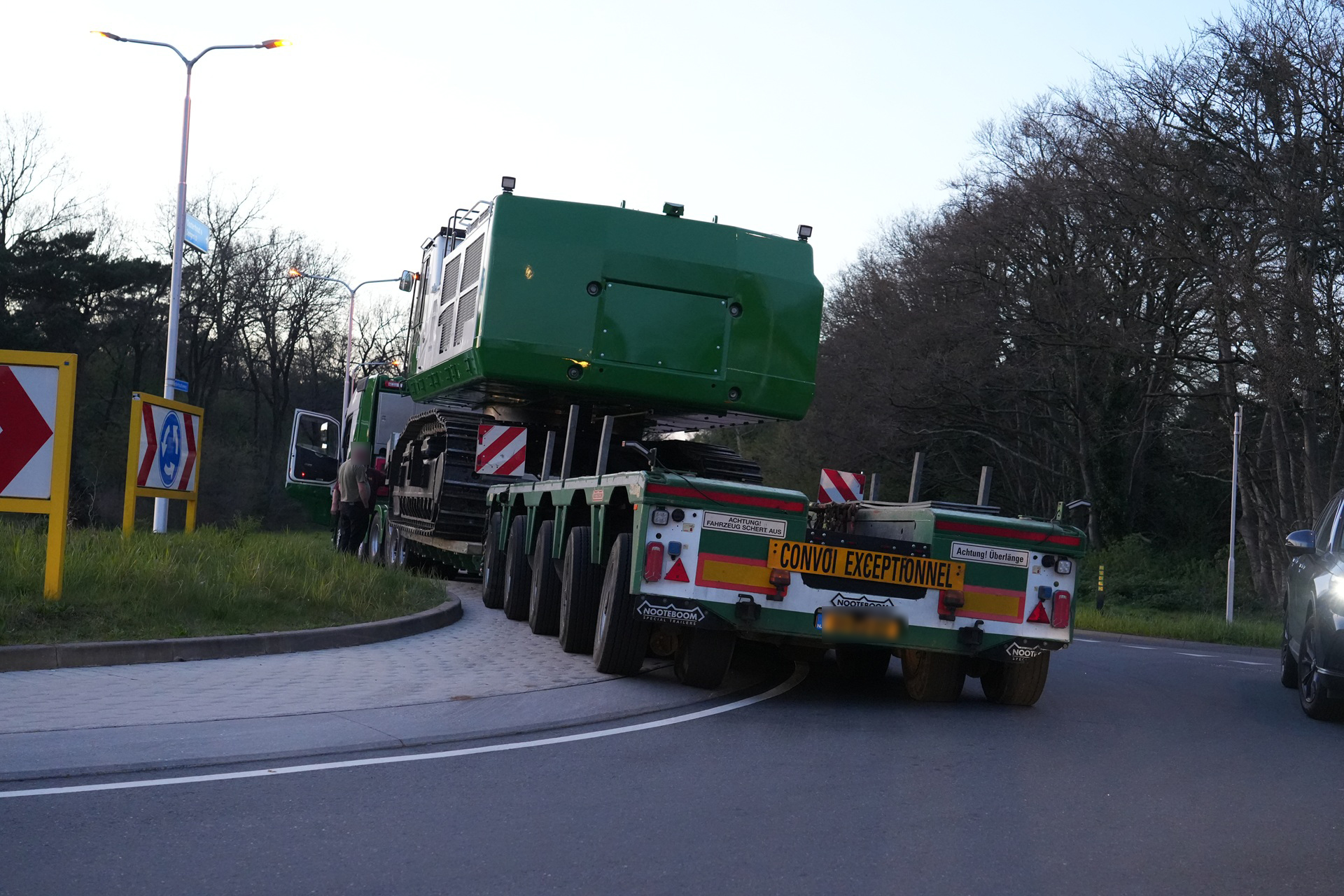 Vrachtwagen blokkeert rotonde na kapotte luchtslang