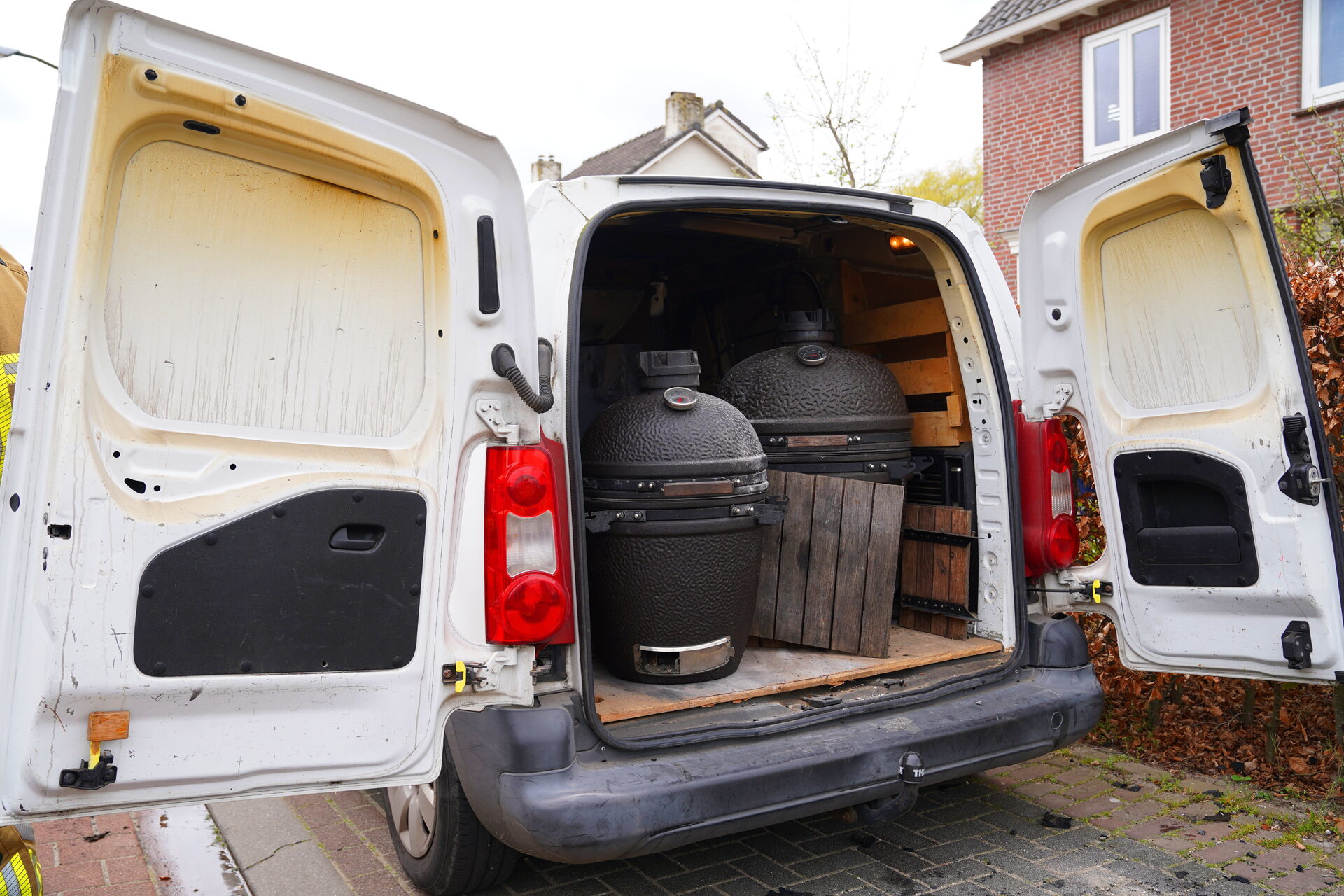 Brand in bestelbus door nog smeulende barbecue