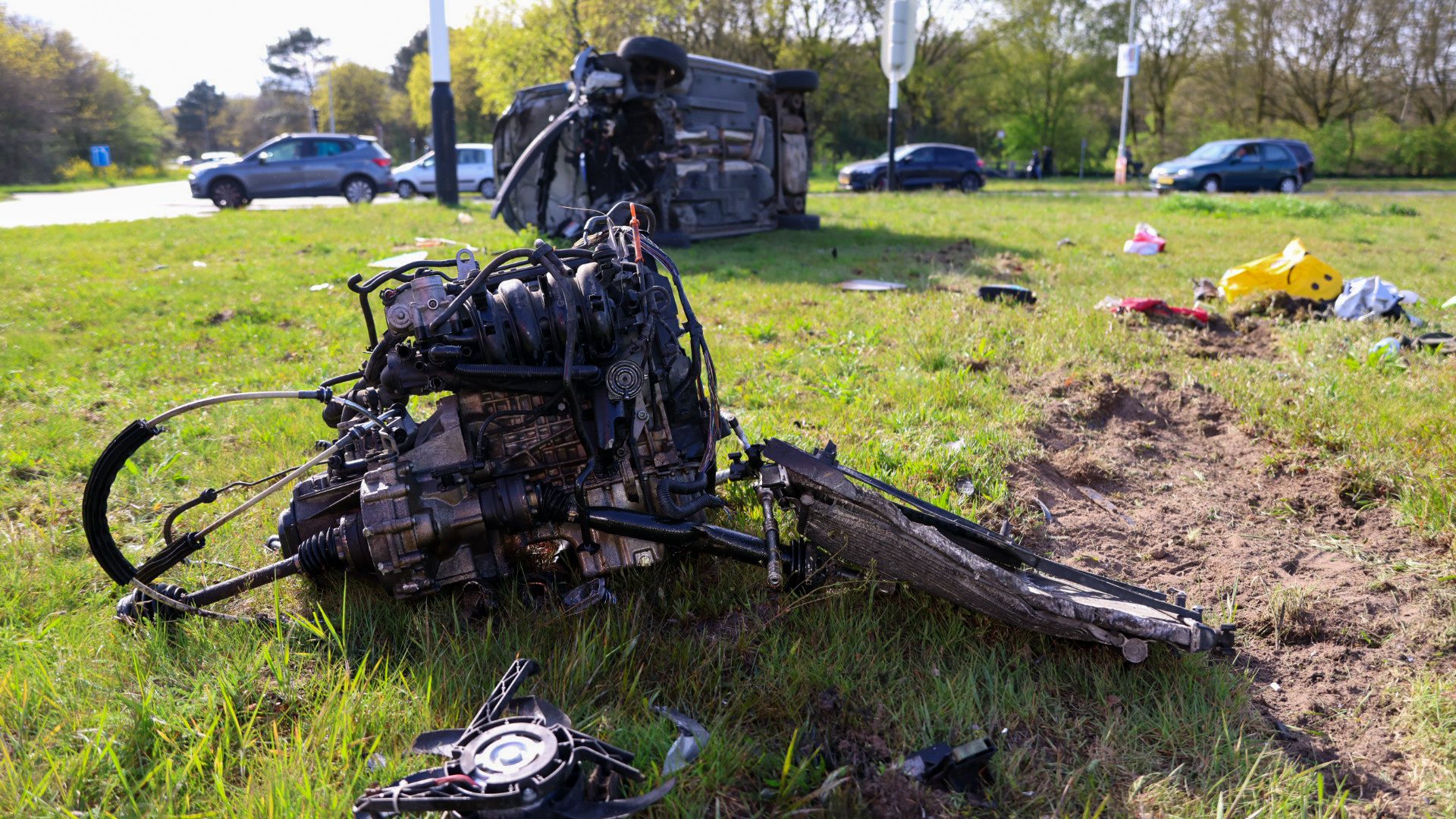 Motorblok uit auto geslingerd na zware aanrijding