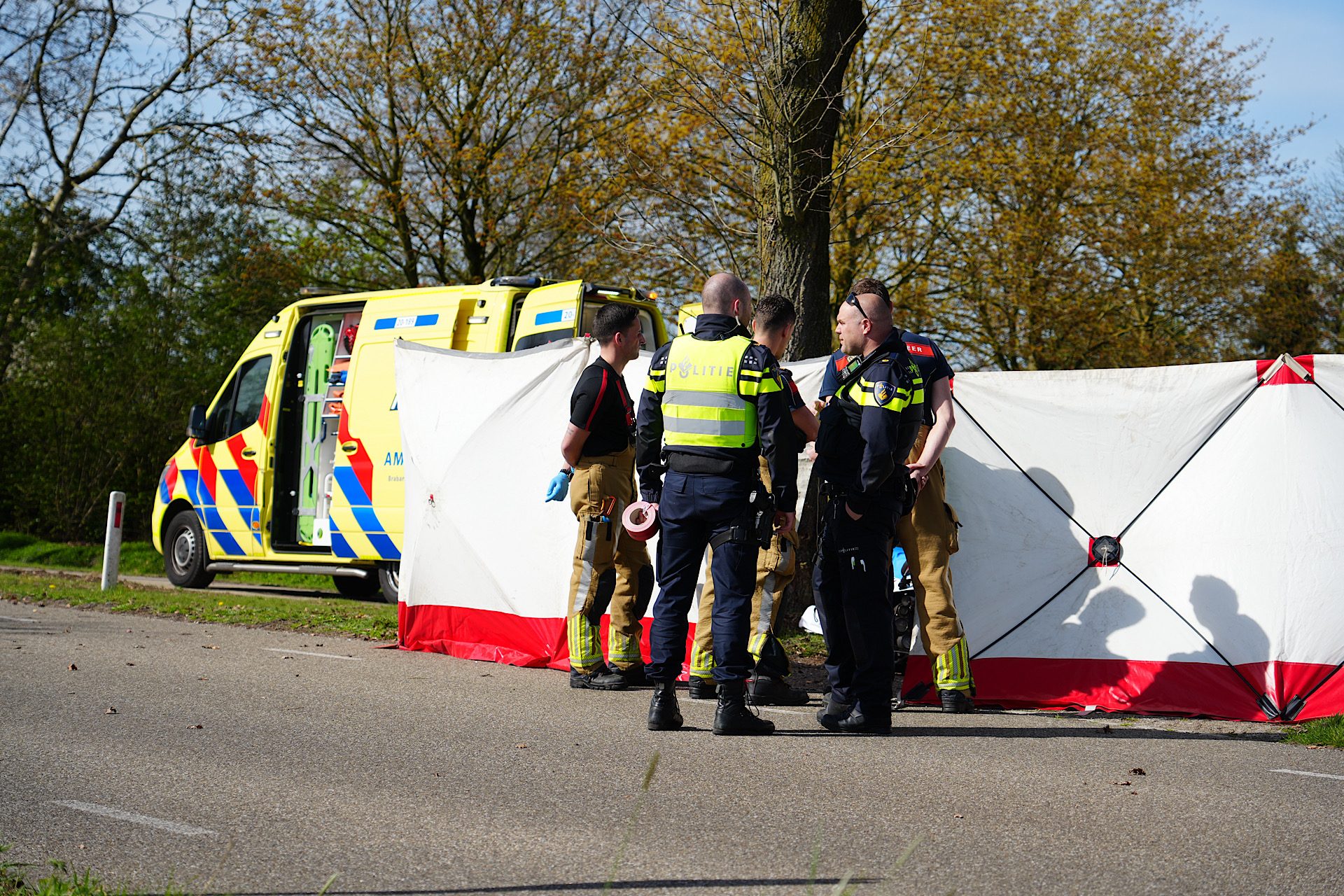 Motorrijder ernstig gewond na botsing tegen boom