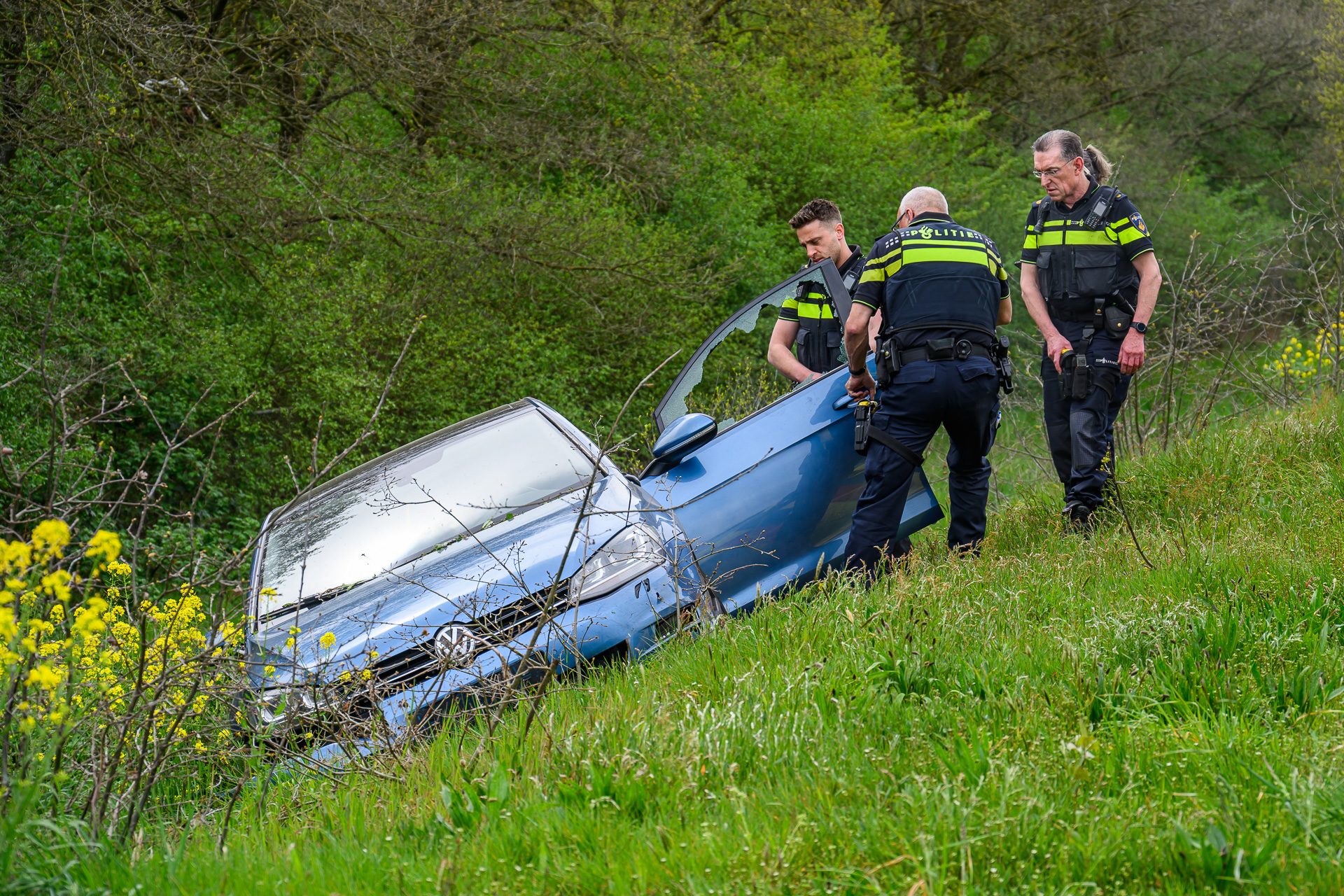 Man weigert uit gecrashte auto te stappen, politie slaat ruit in
