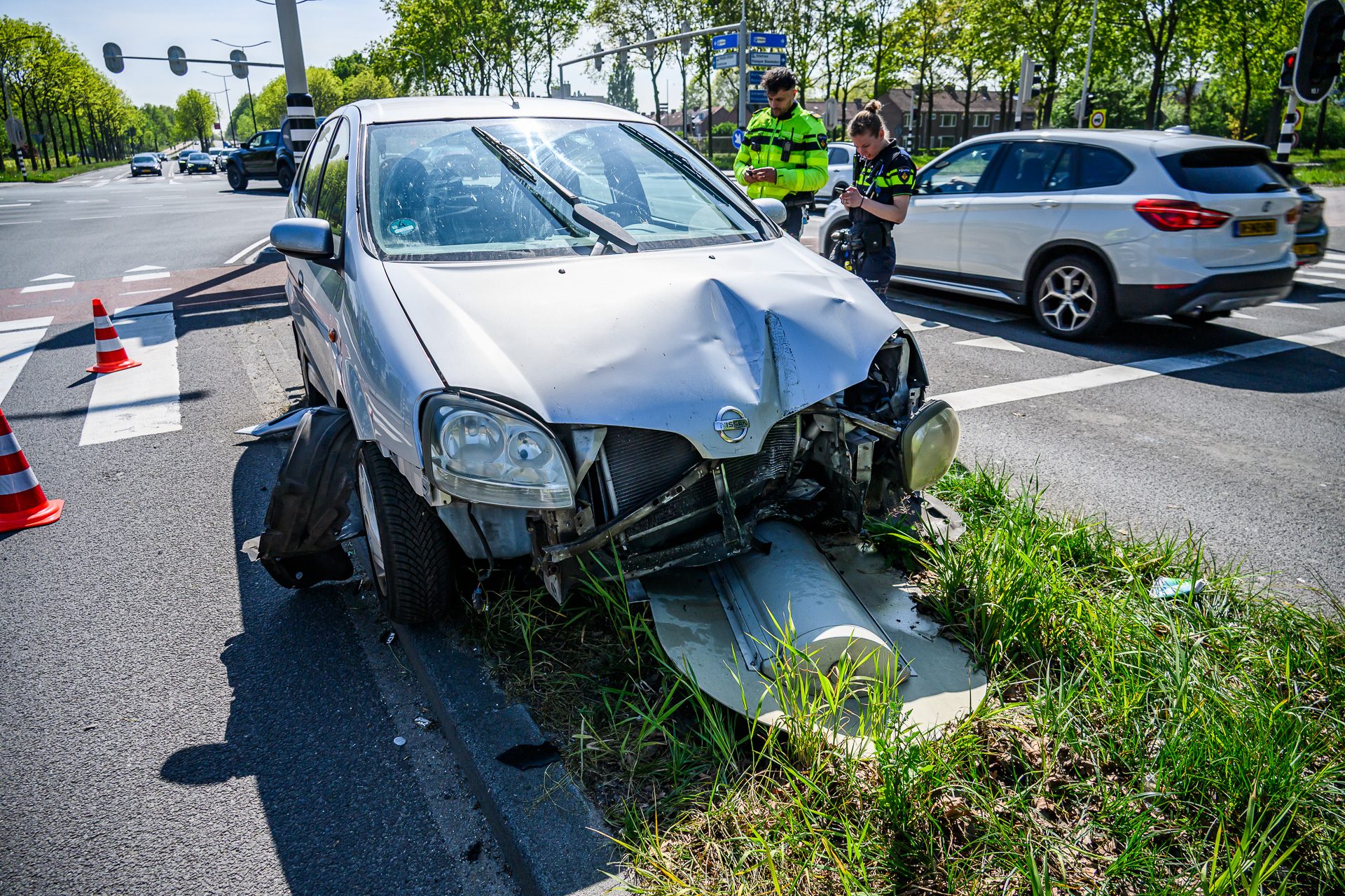 Auto rijdt verkeerslicht omver in Breda