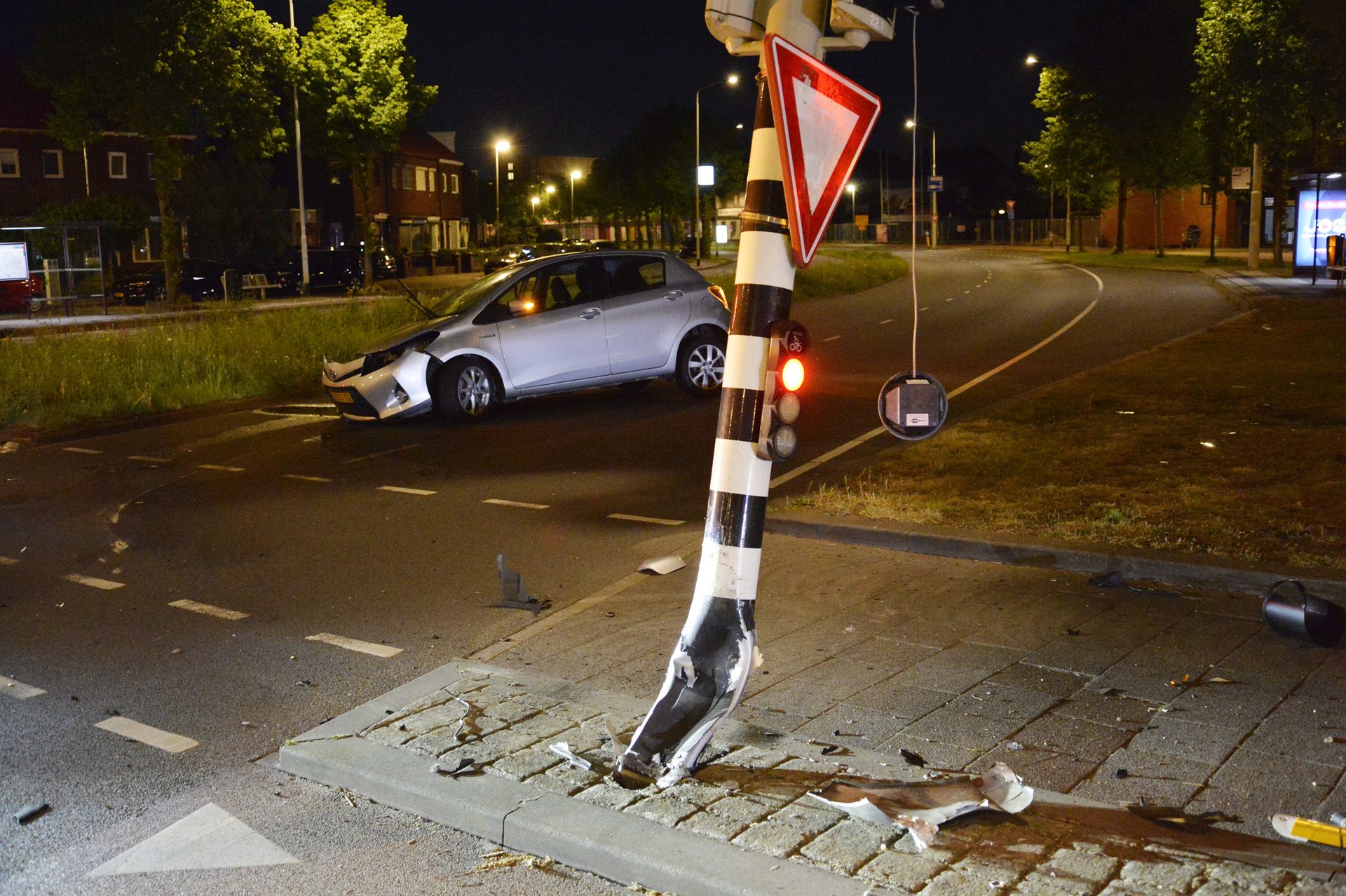 Veel schade na botsing tegen verkeerslicht