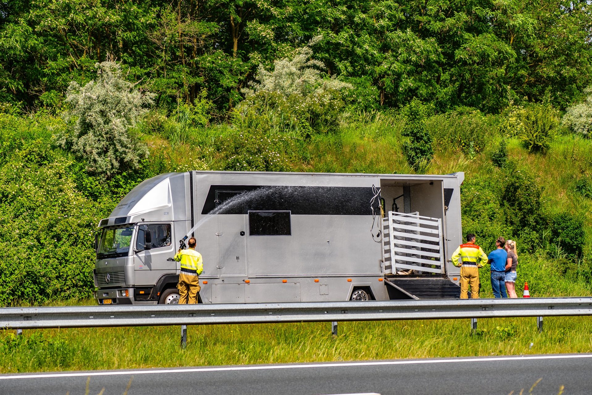 Brandweer koelt paardenwagen op vluchtstrook van snelweg