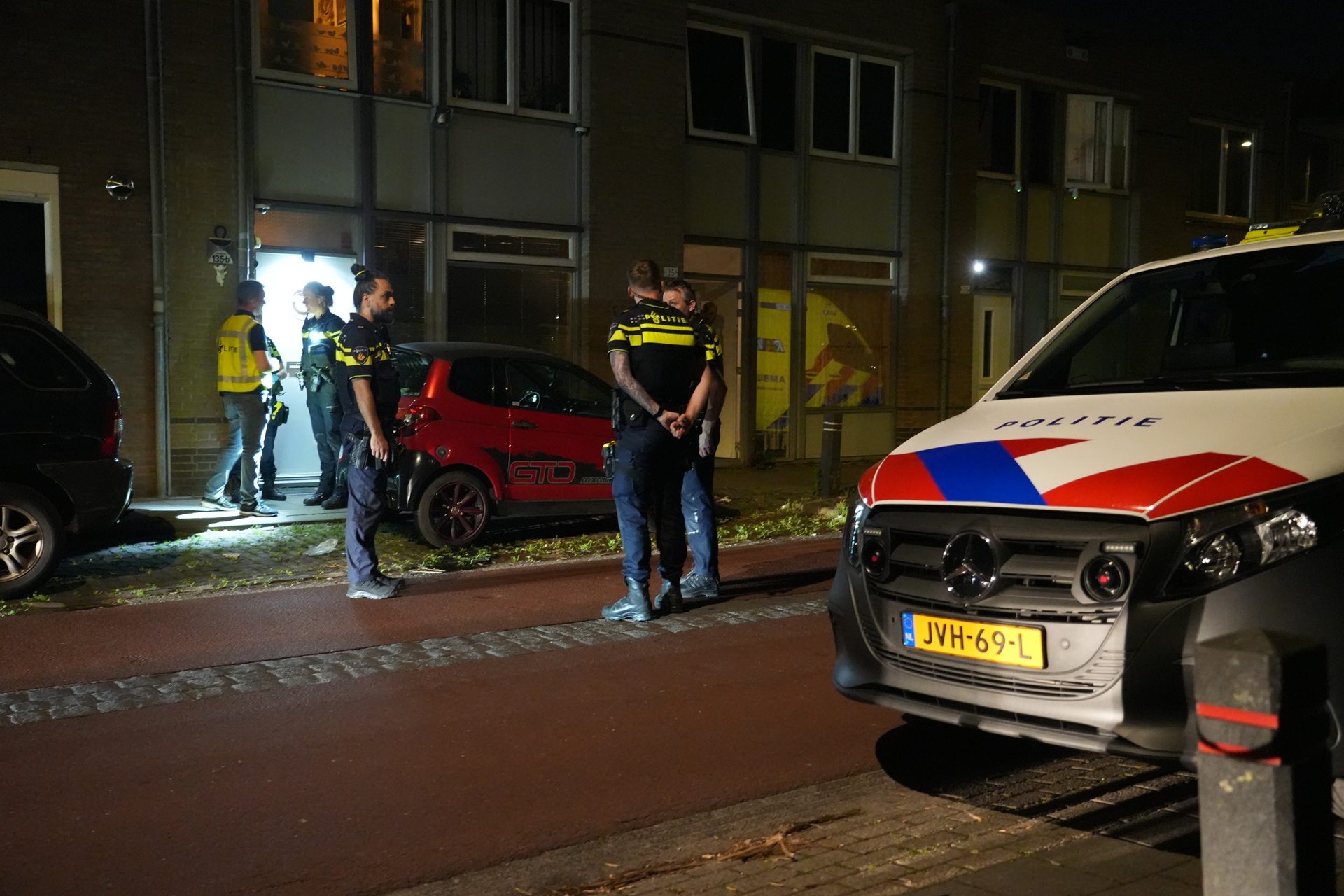 Zwaargewonde bij steekincident in woning, twee vrouwen aangehouden