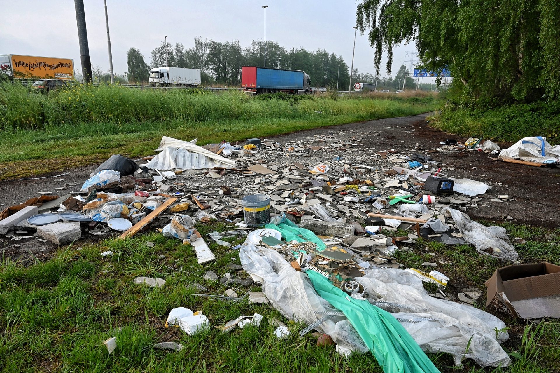 Grote hoeveelheid afval gedumpt in natuurgebied