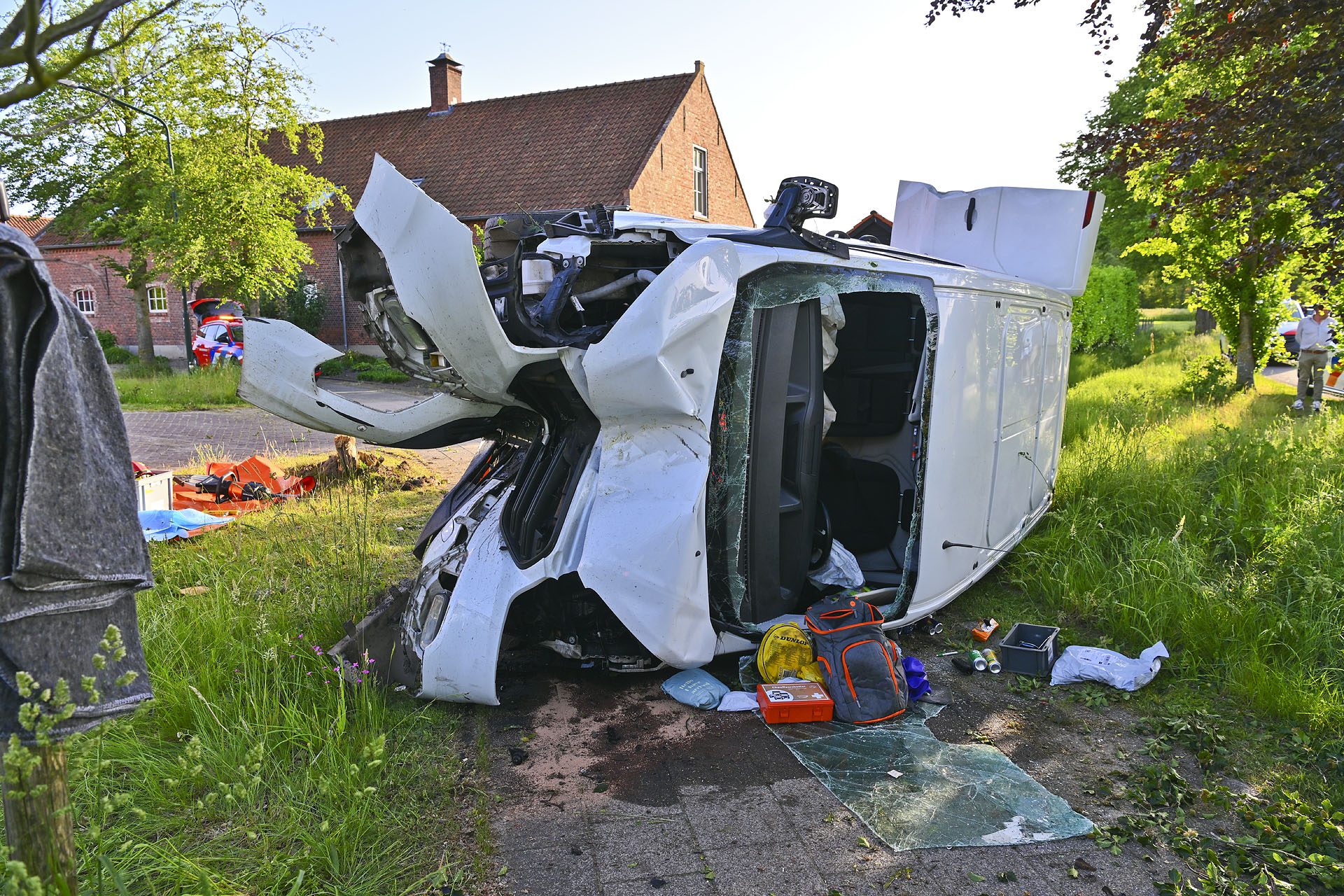 Automobilist onder politiebegeleiding naar ziekenhuis na crash tegen boom