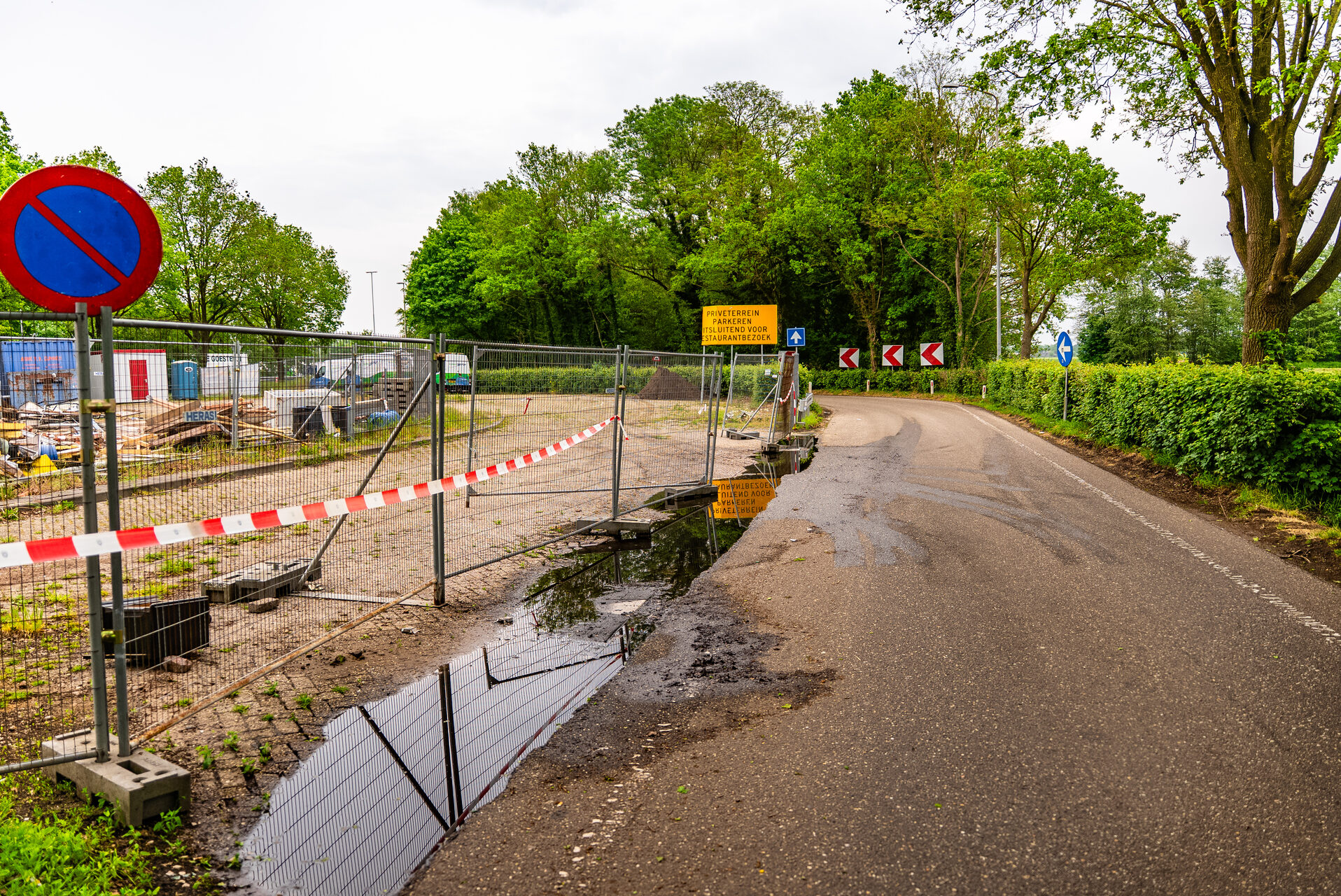 Waterleidingbreuk bij tankstation zorgt voor lange file op snelweg