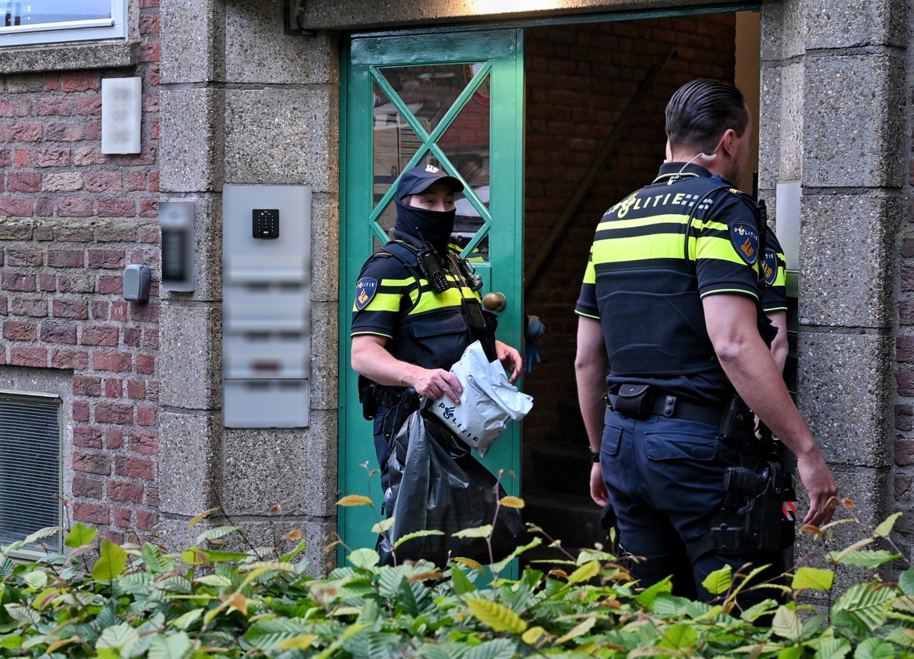 Twee aanhoudingen bij inval in woning