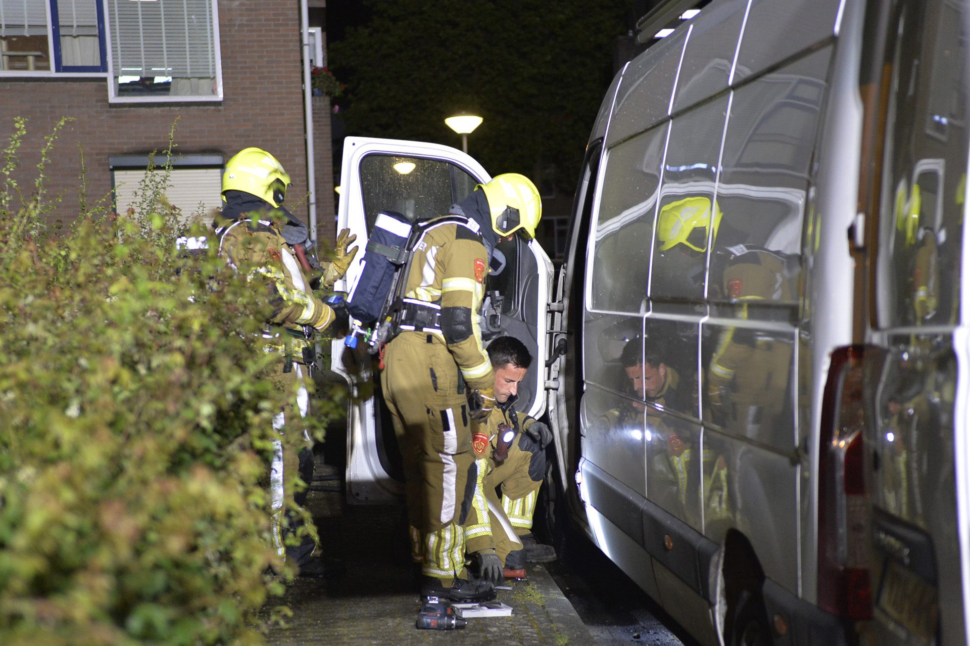 Bestelbus vliegt in brand, politie onderzoek oorzaak