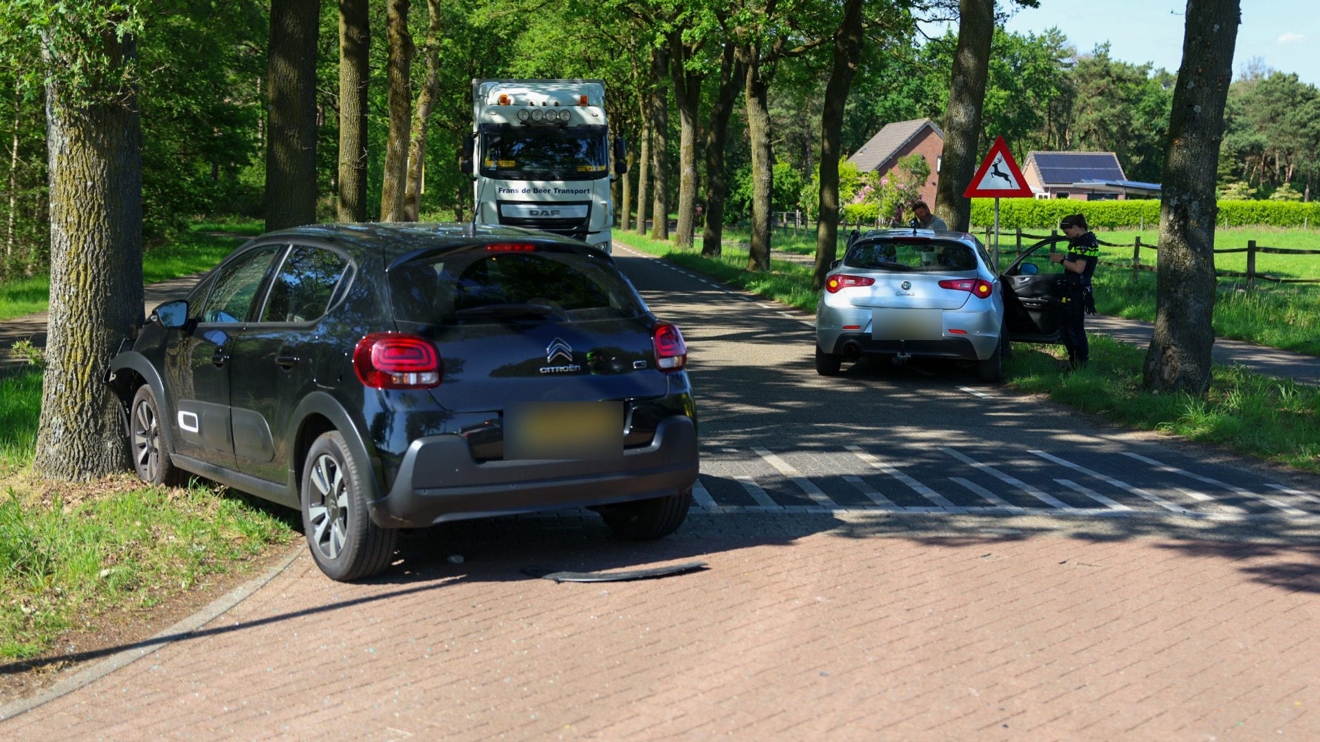 Twee auto’s botsen op kruising