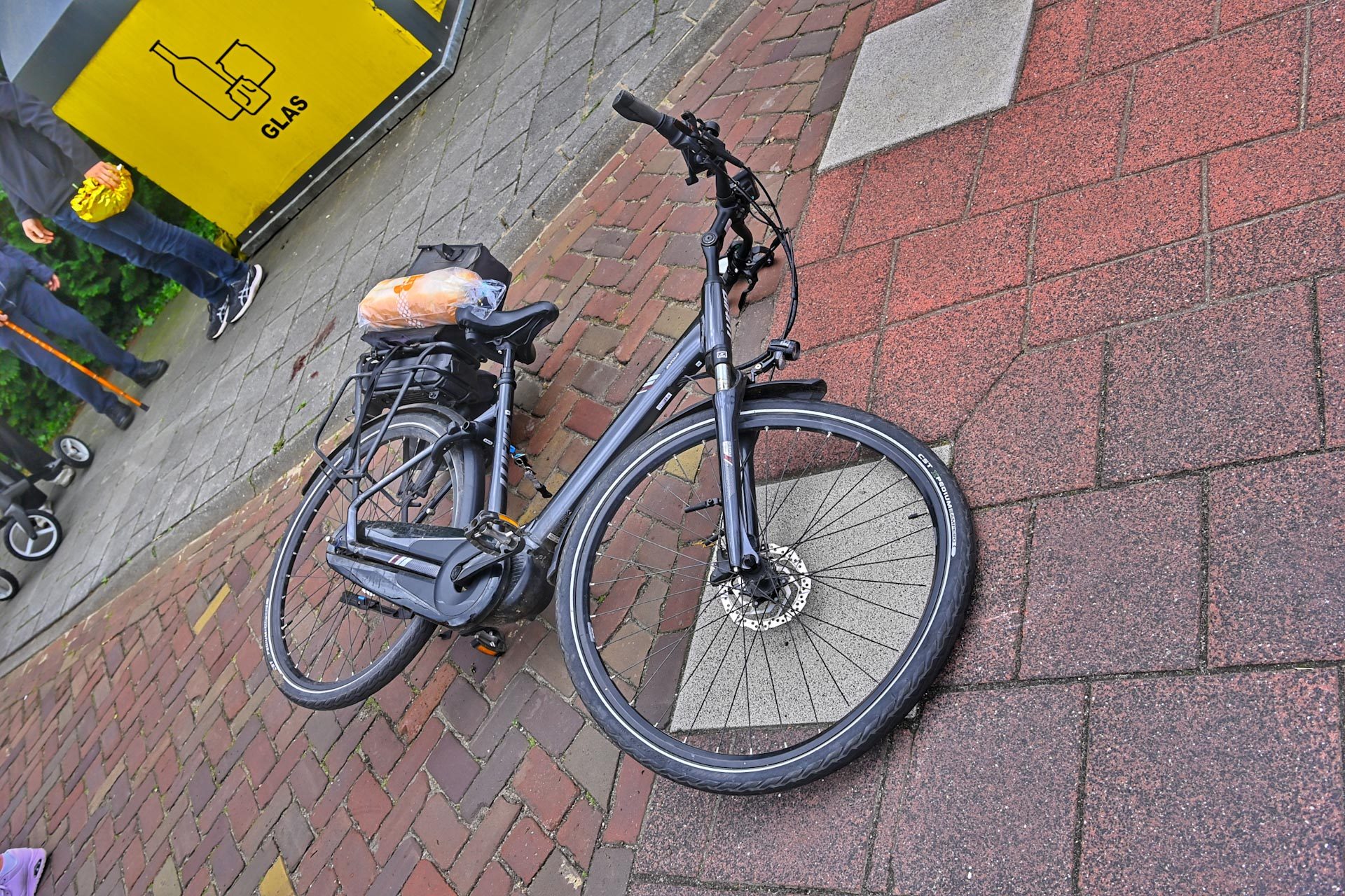 Fietser hard ten val na aanrijding op rotonde