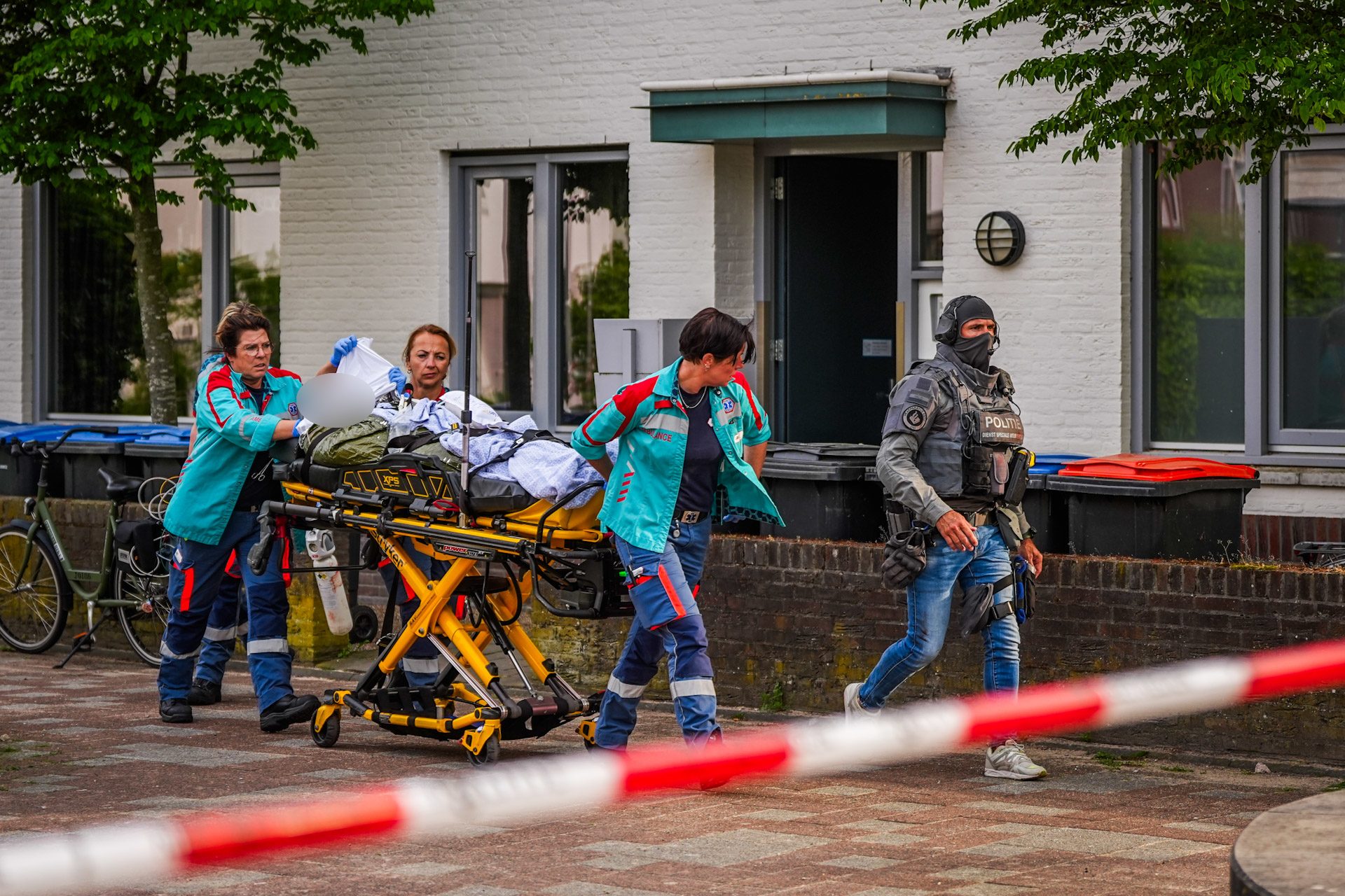 Zwaargewonde aangetroffen bij DSI-inval in woning