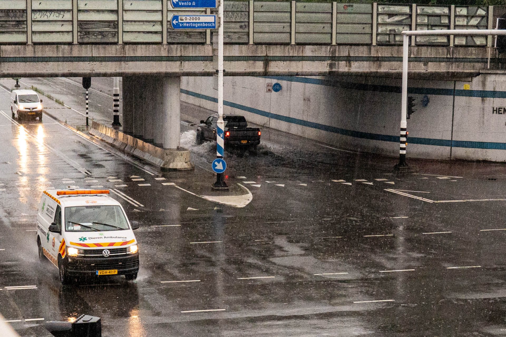 Hoosbui zorgt voor wateroverlast en hinder op wegen