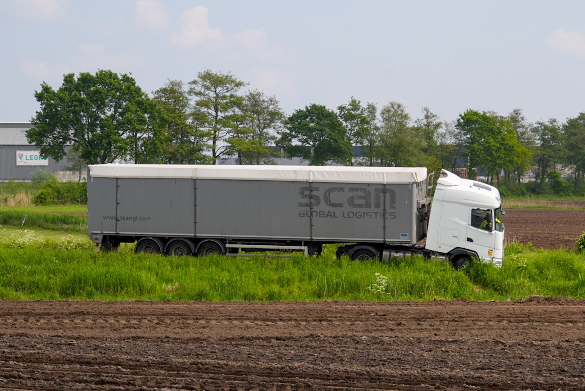 Vrachtwagen rijdt zich vast op landweg
