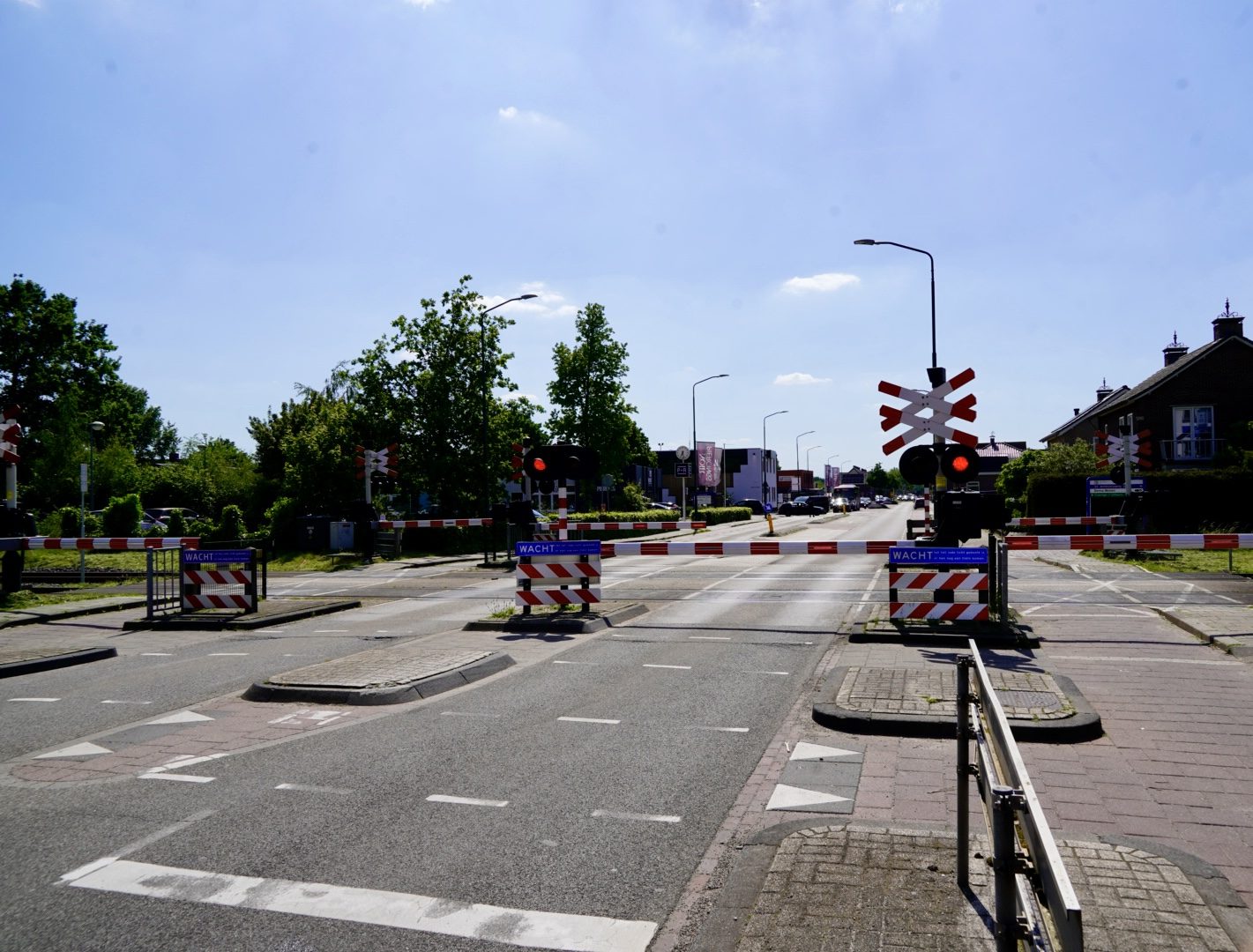 Verkeerschaos door storing aan spoorbomen bij overweg