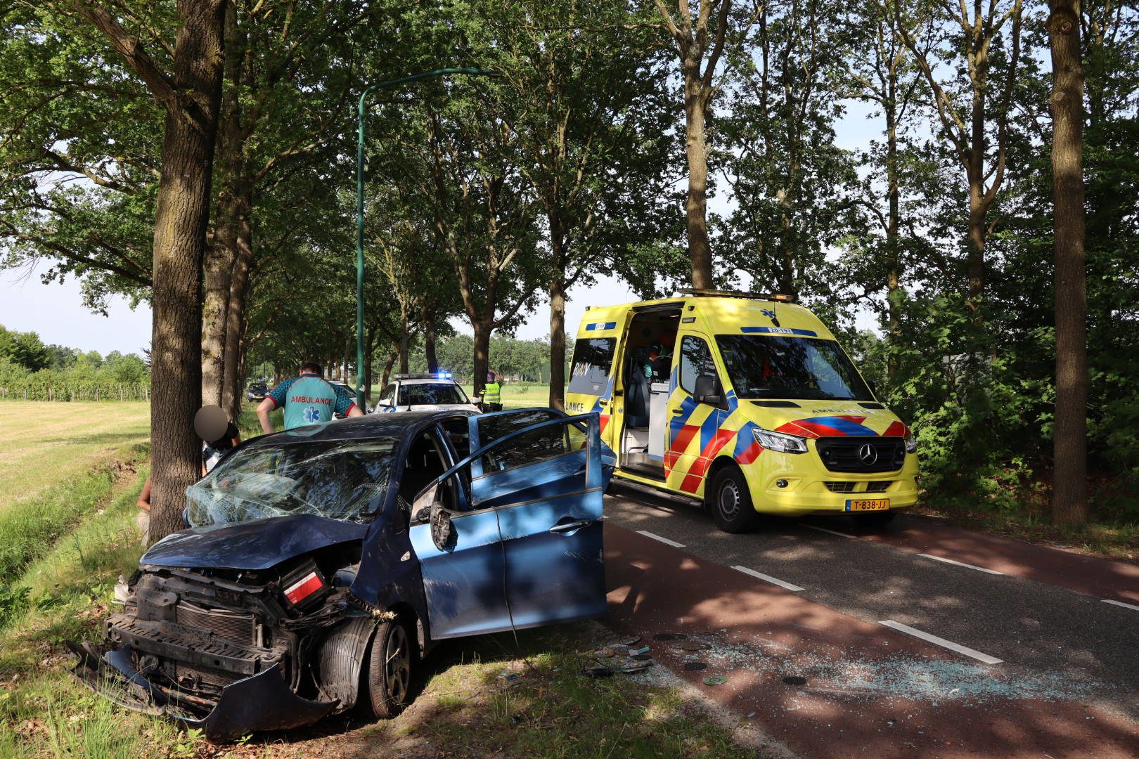 Auto slaat over de kop na botsing met boom