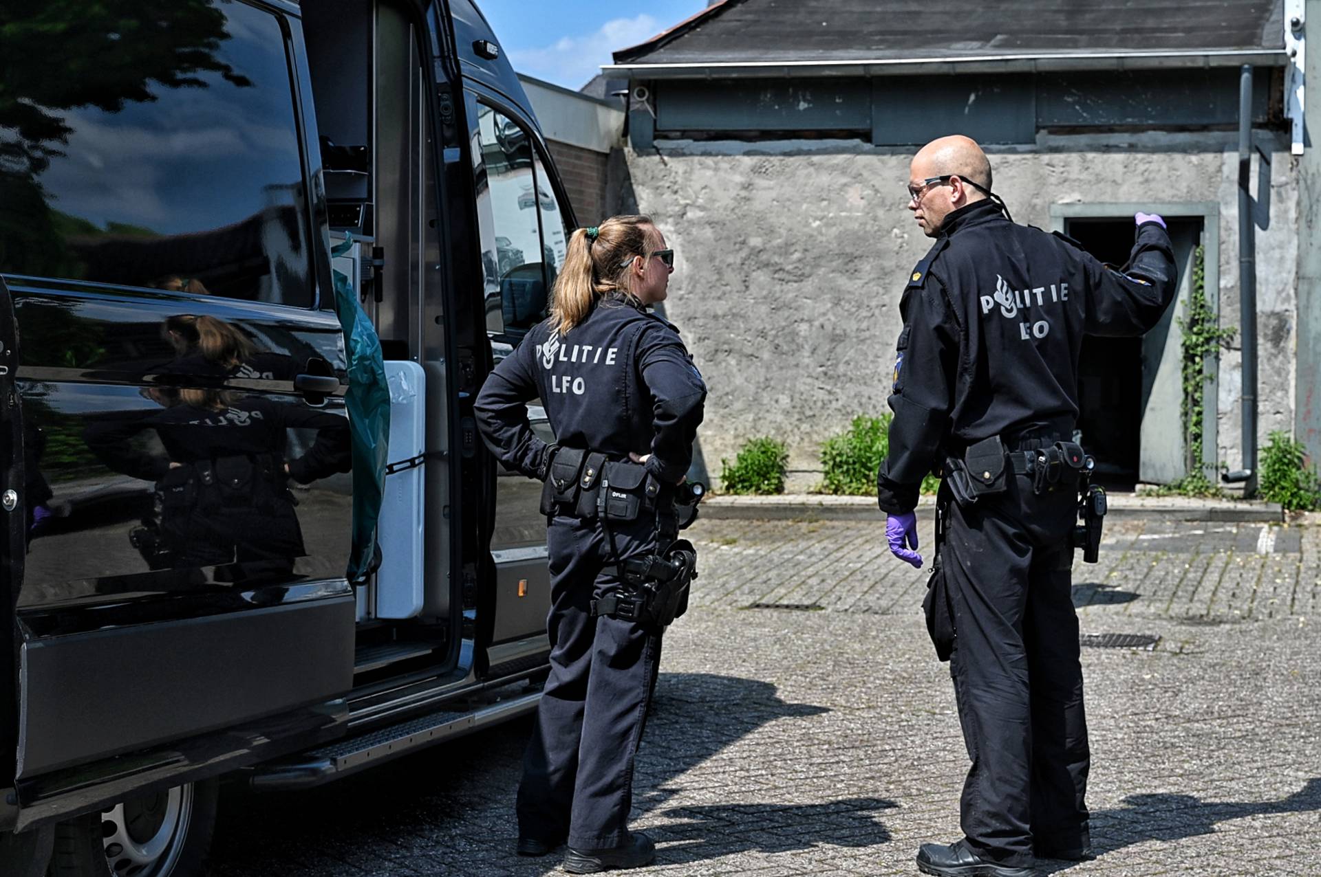 DSI doet inval in voormalig autobedrijf na drugstip