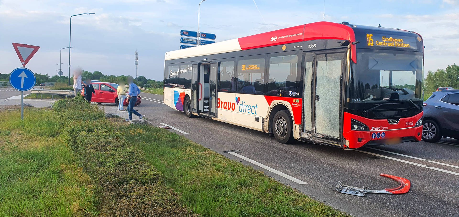 Bus met passagiers botst met personenauto