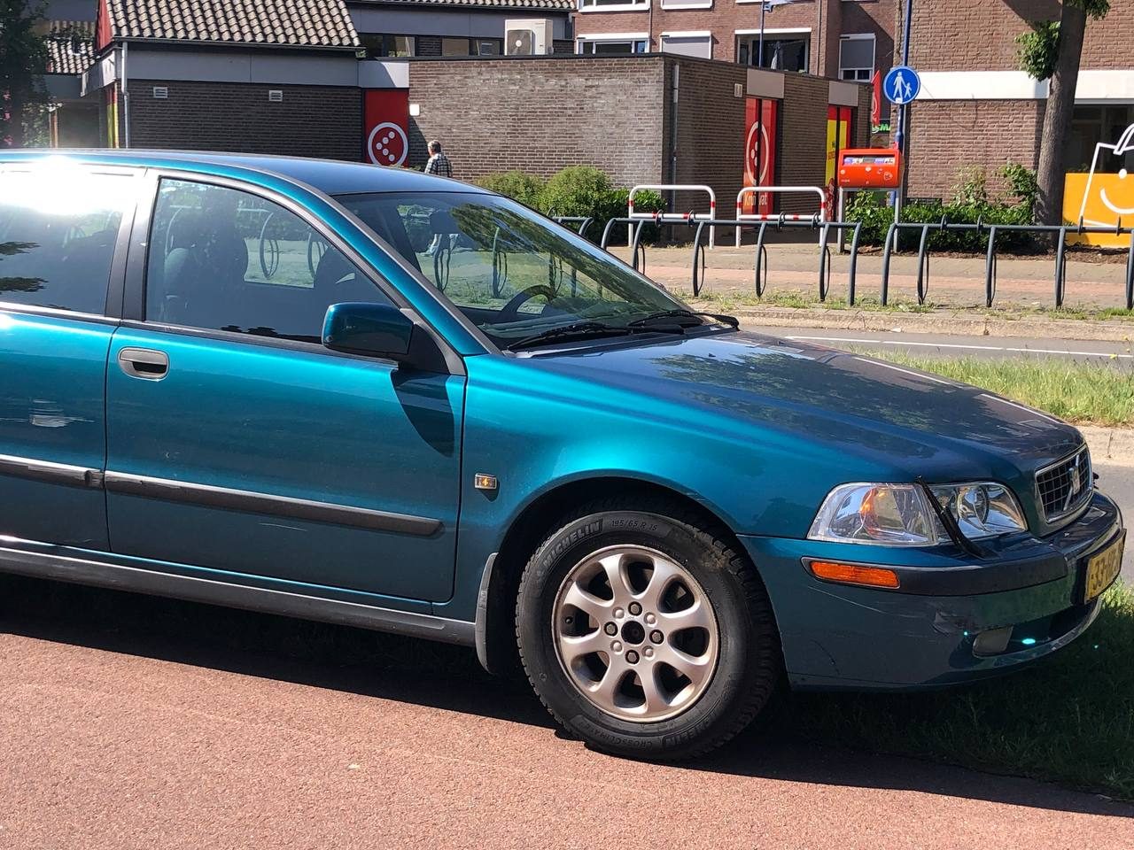 Fietser en automobilist botsen op rotonde