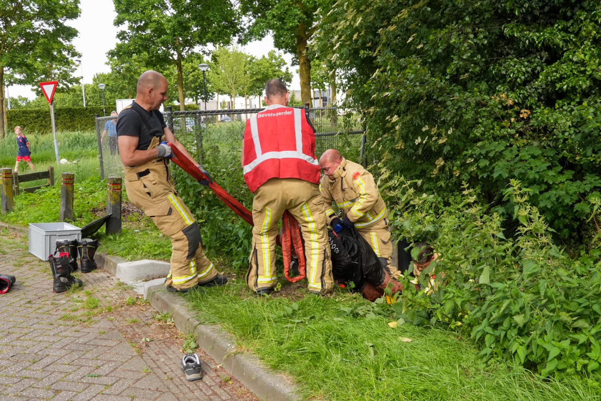 Fietser uit diepe sloot gehaald door brandweer in Helmond