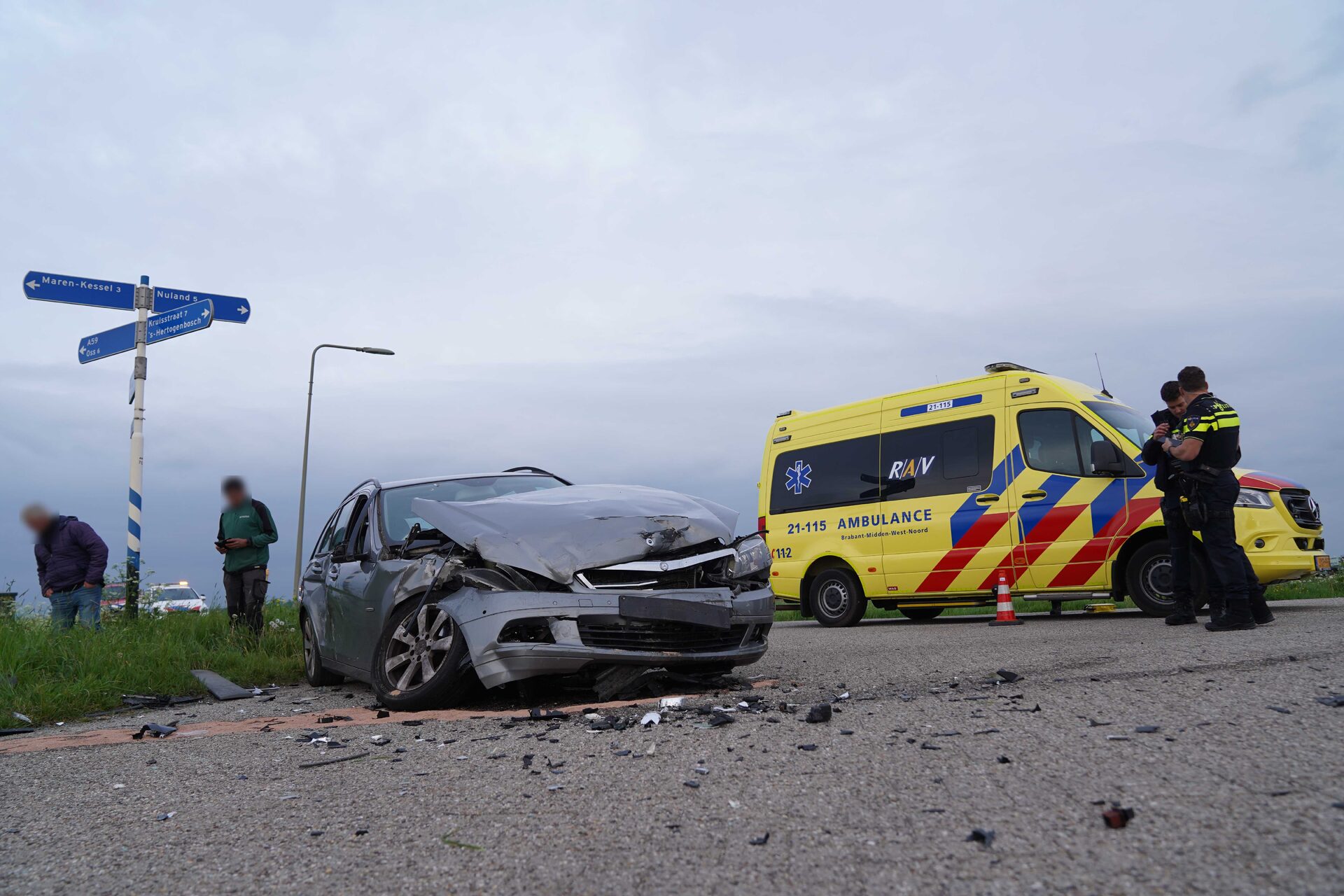 Man gewond na botsing met bestelbus, brandweer bevrijdt bestuurder