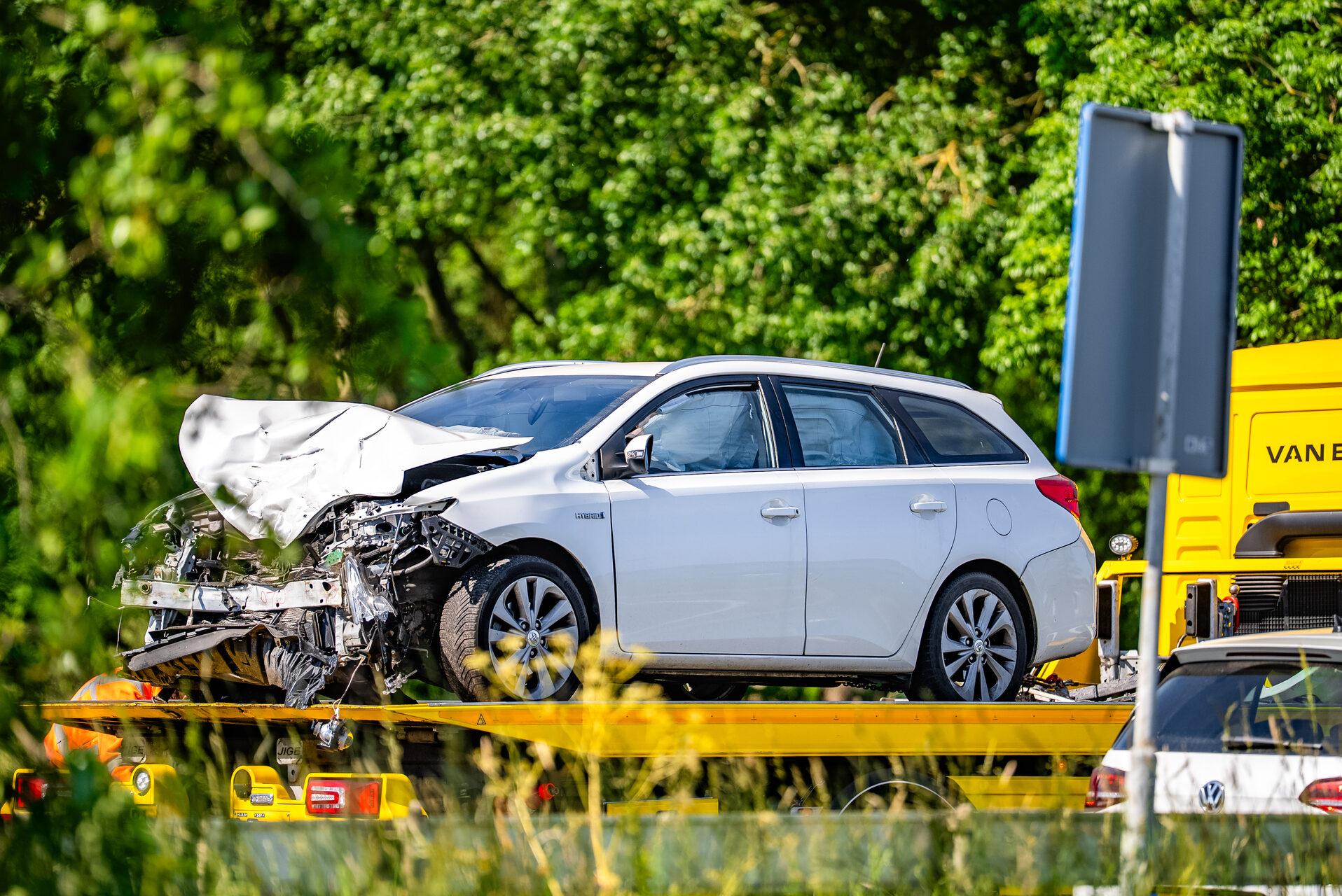 Twee gewonden bij botsing tussen drie auto’s op kruising