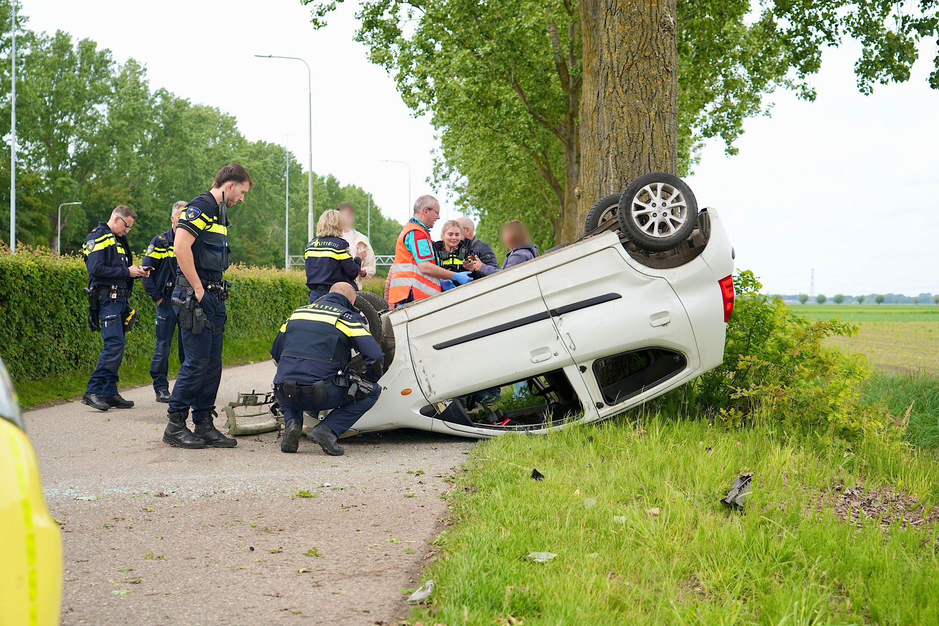 Auto slaat over de kop nadat vrouw van weg raakt