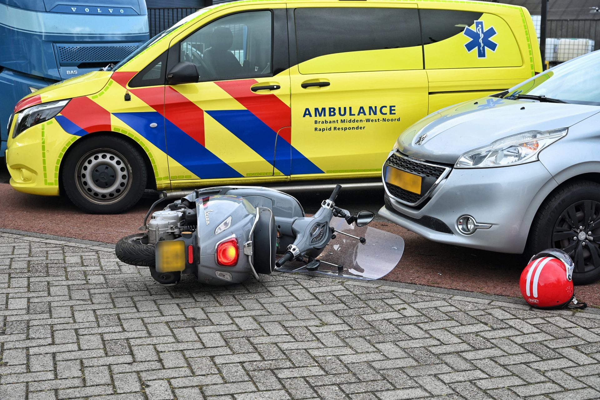 Scooterrijder aangereden bij bedrijventerrein