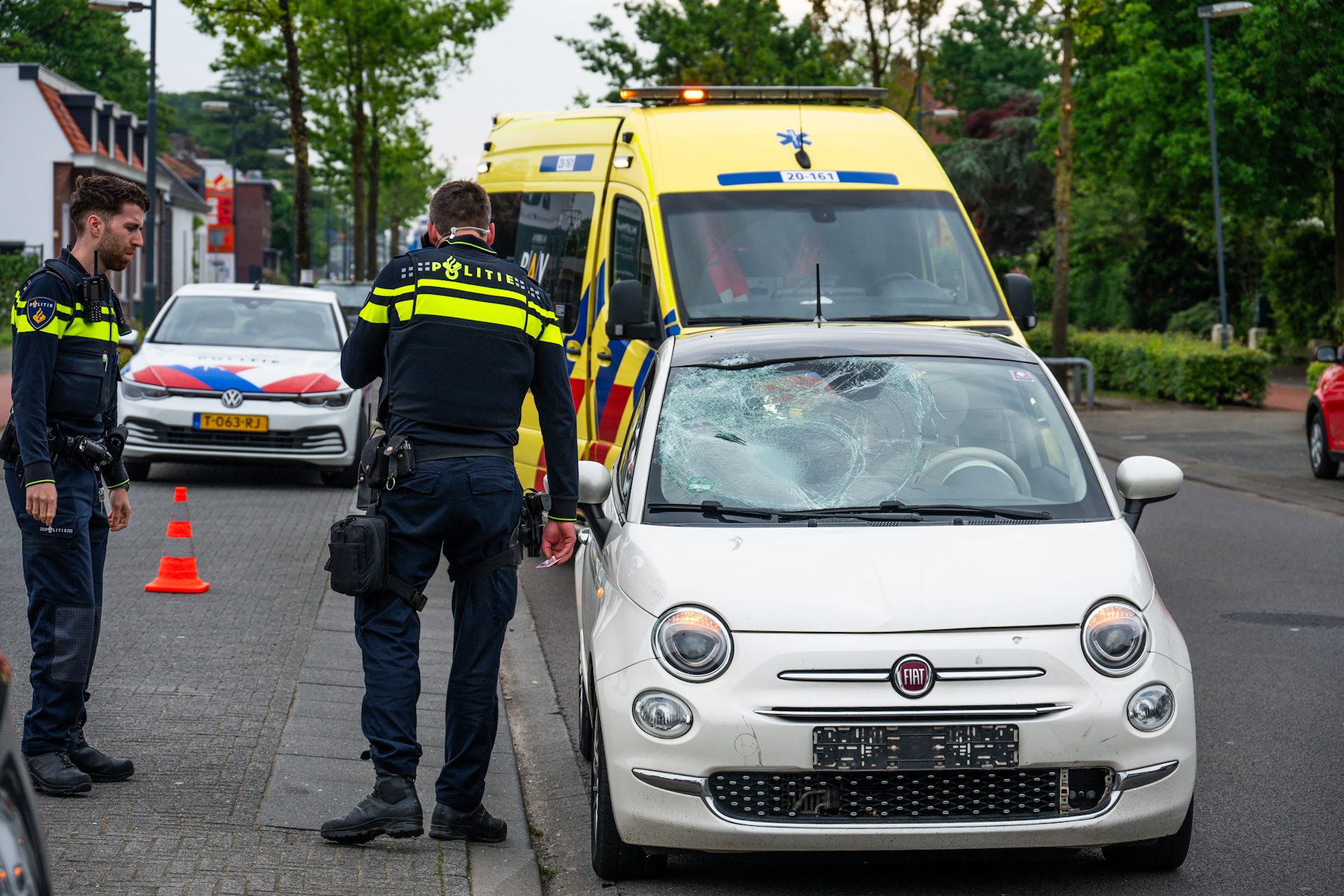Fietser op voorruit na botsing met auto