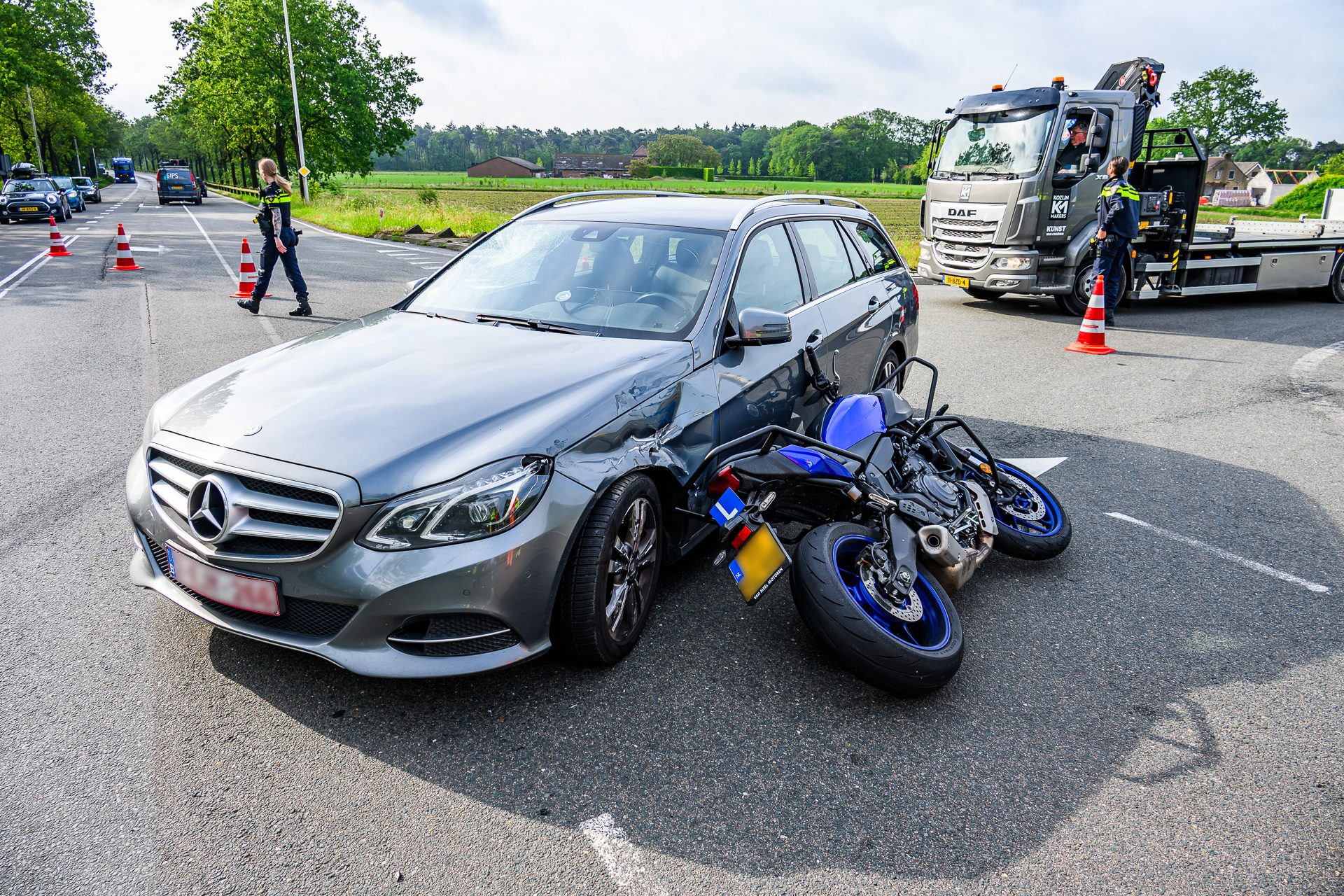 Automobilist ziet lesmotor over het hoofd