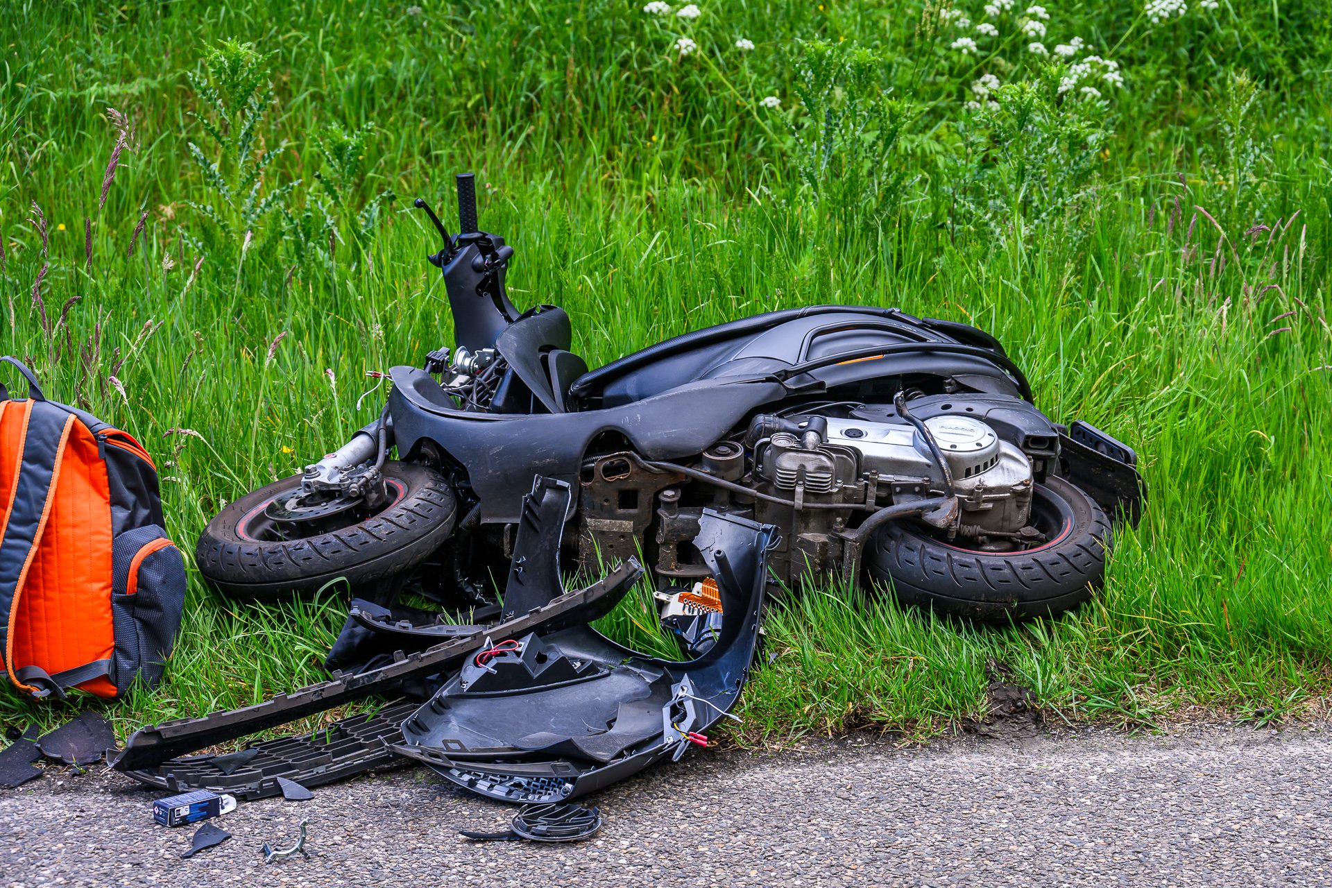 Scooterrijder gewond na frontale botsing met auto in bocht