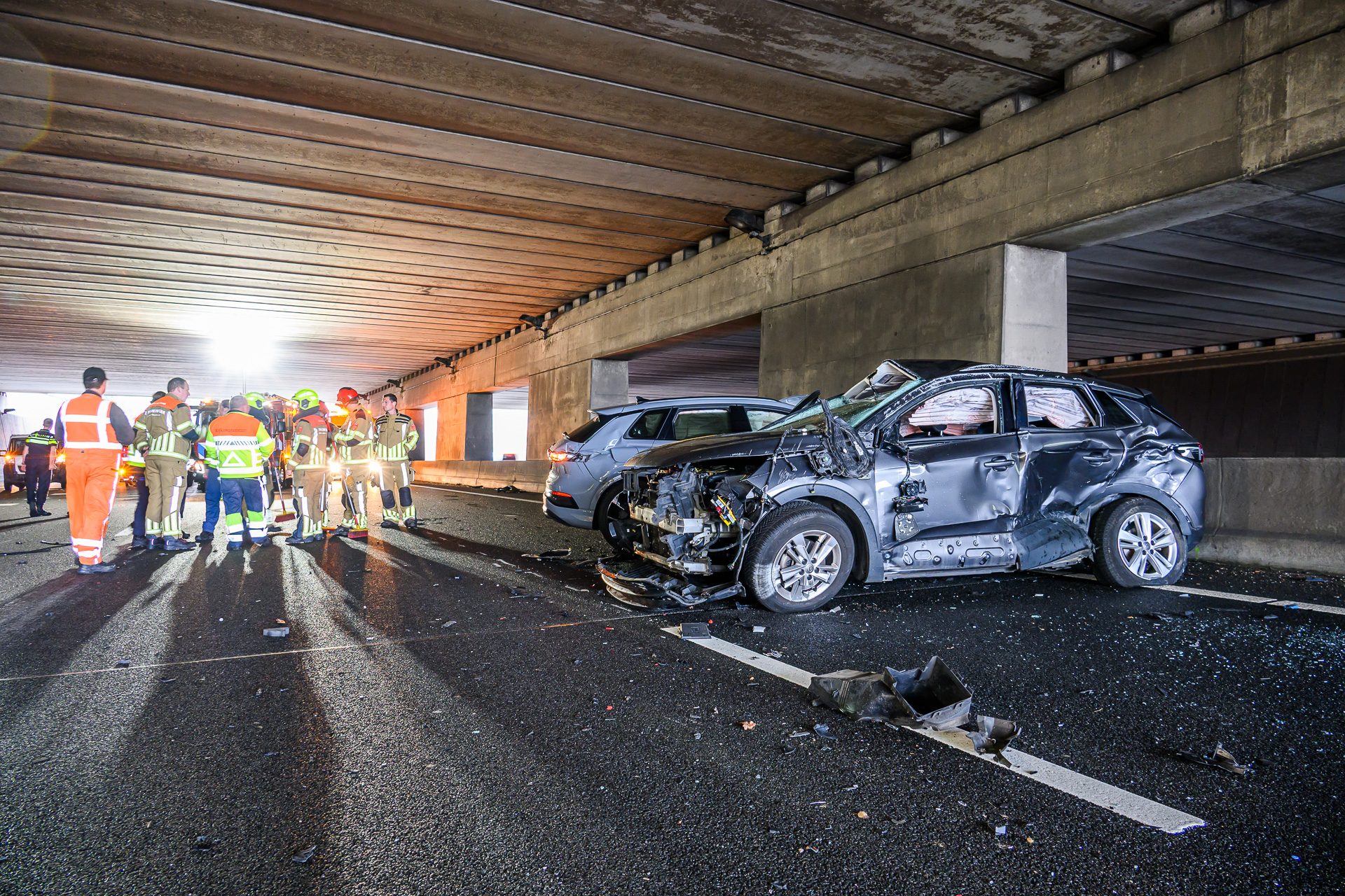 Auto slaat over de kop bij botsing