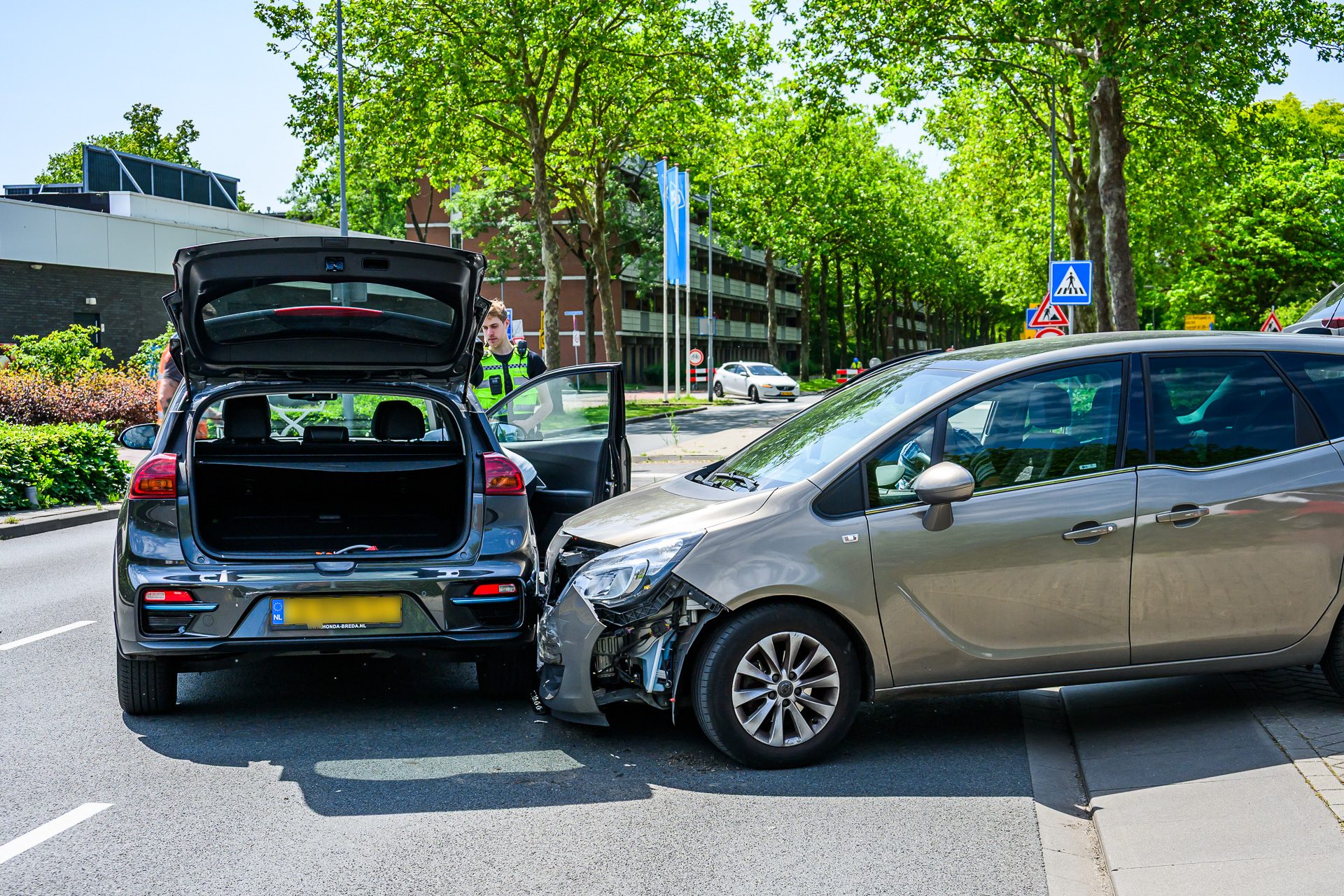 Twee auto’s botsen op kruising