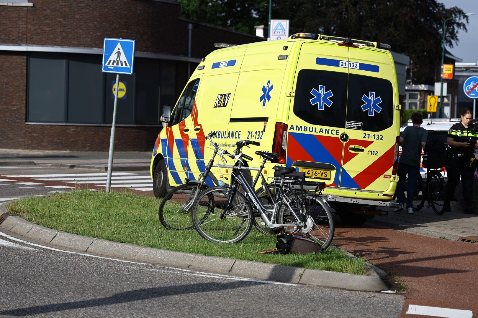 Fietser op rotonde aangereden door auto in Boxmeer