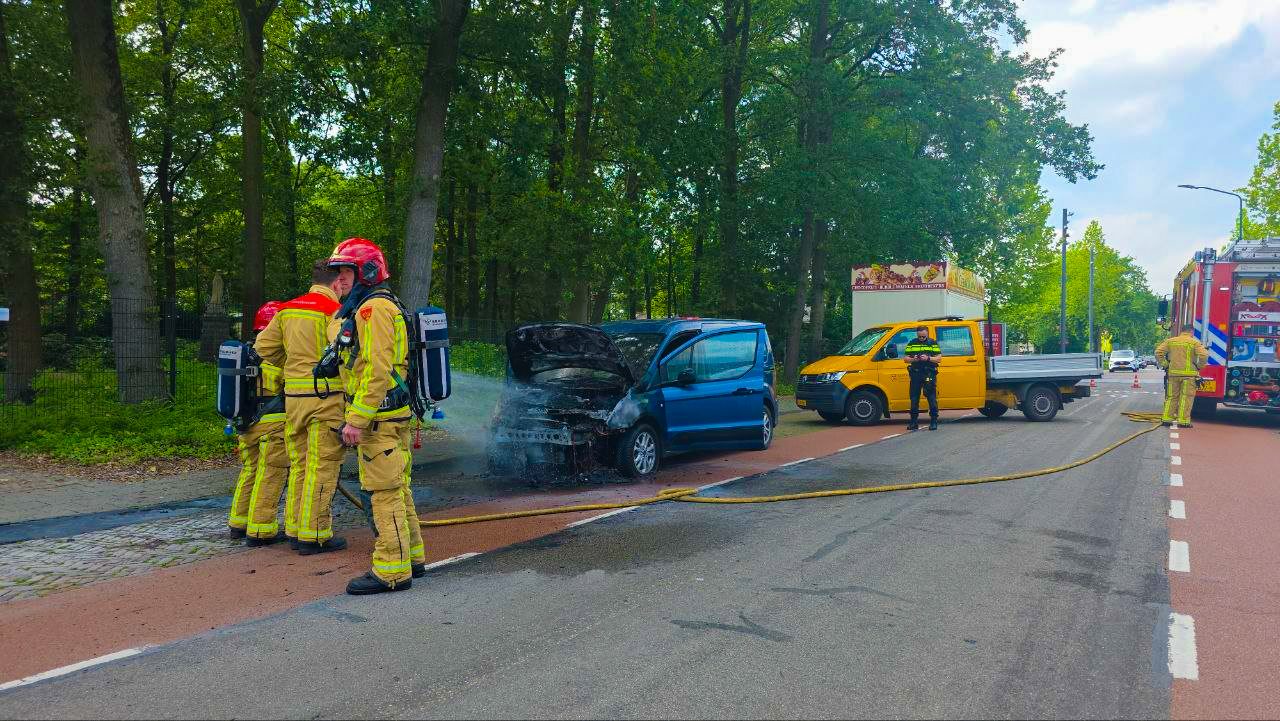 Bestelbus vliegt tijdens het rijden in brand