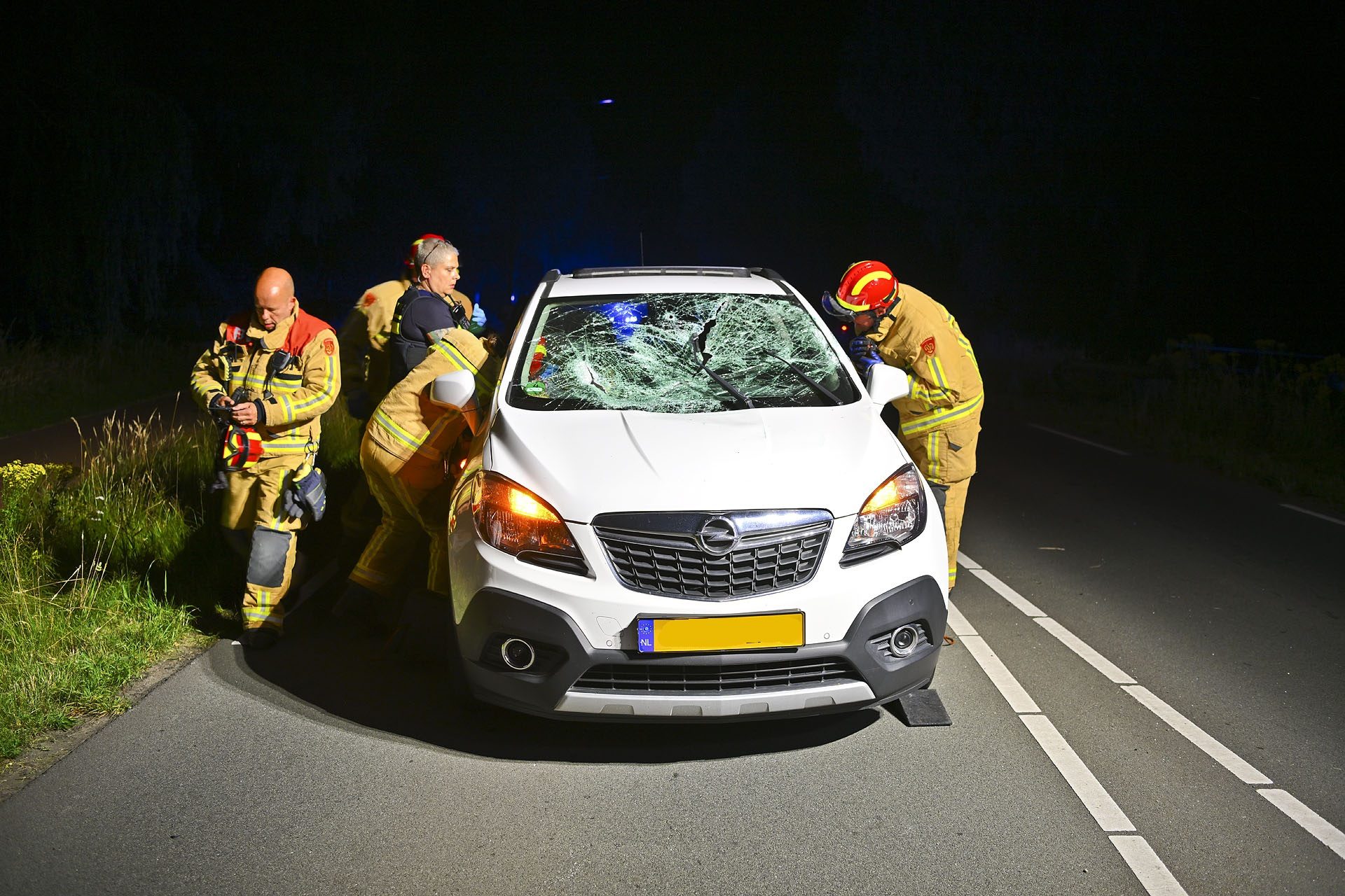 Vrouw (52) overleden nadat lantaarnpaal door voorruit schiet