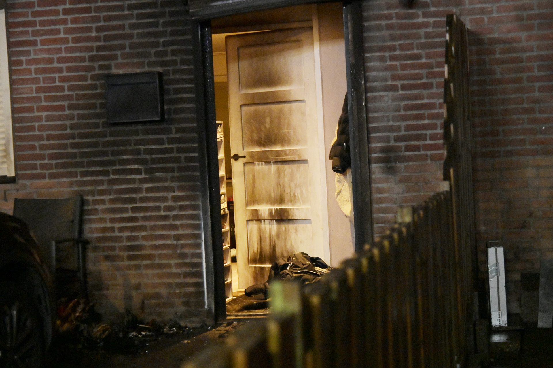 Na harde knal breekt er brand uit bij woning in Breda