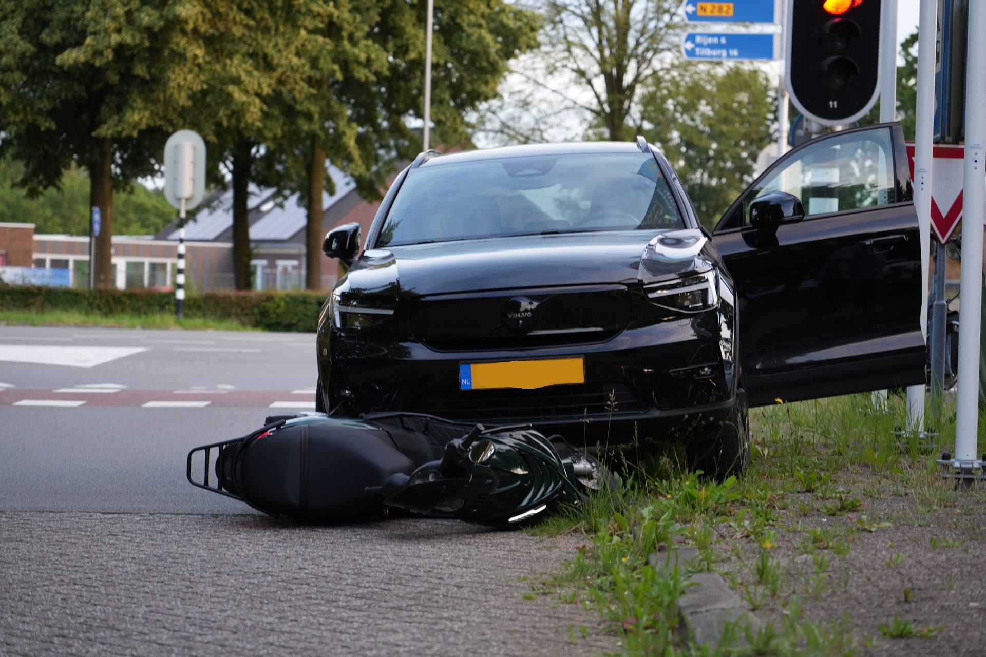 Scooter geschept door auto, bestuurder gewond in Dorst