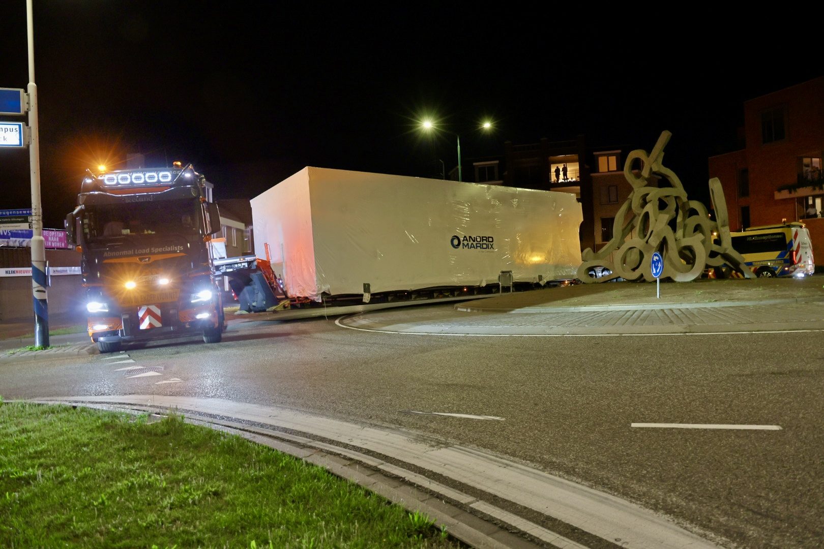 Speciaal transport rijdt zich vast op rotonde in Boxmeer